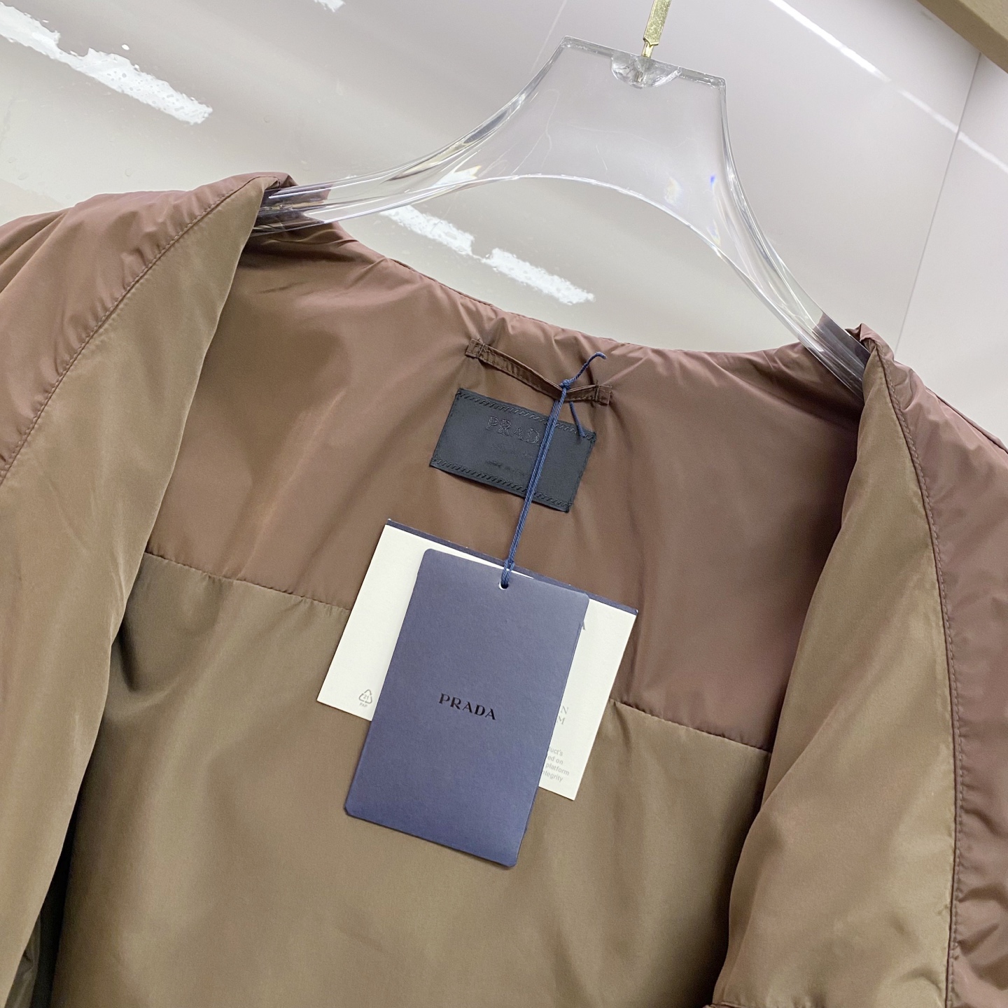 Prada 普拉达 2026ss春夏新款连帽休闲夹克外套，专柜同步新品发售，商务休闲两不误！三角标彰显品