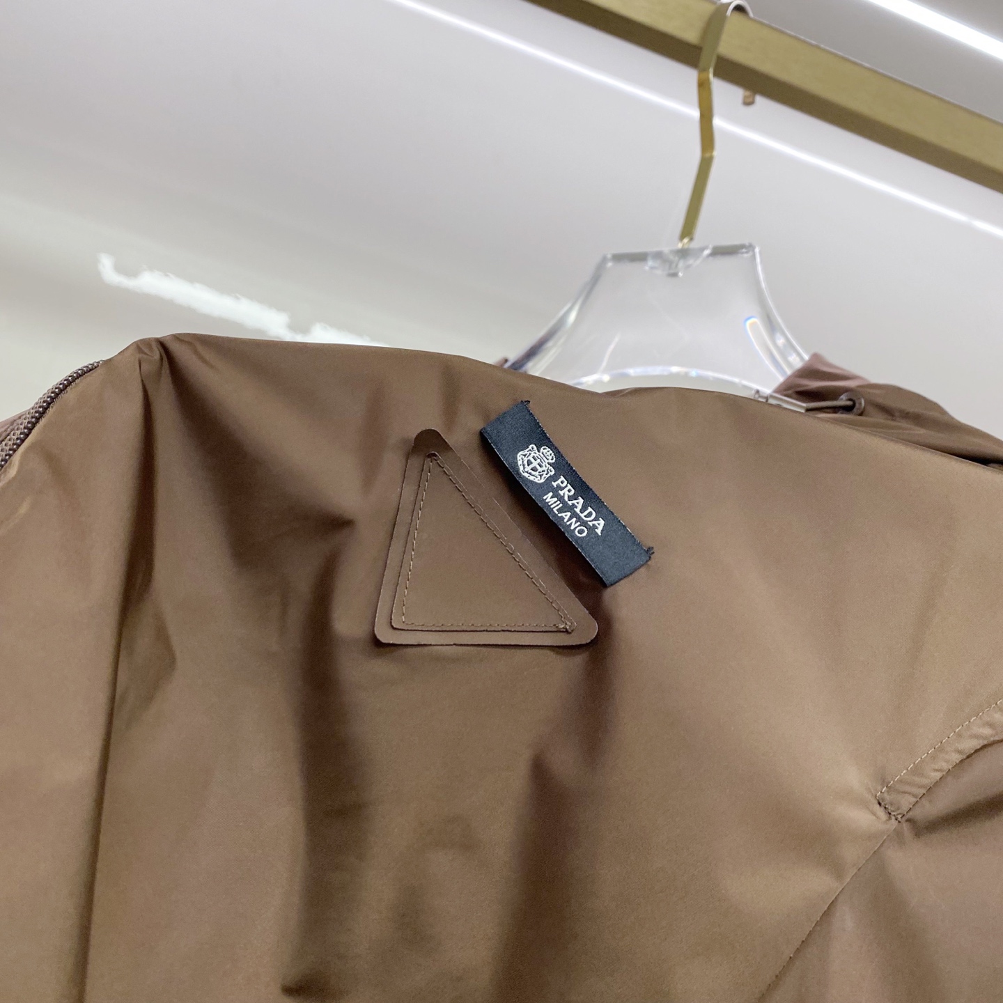 Prada 普拉达 2026ss春夏新款连帽休闲夹克外套，专柜同步新品发售，商务休闲两不误！三角标彰显品