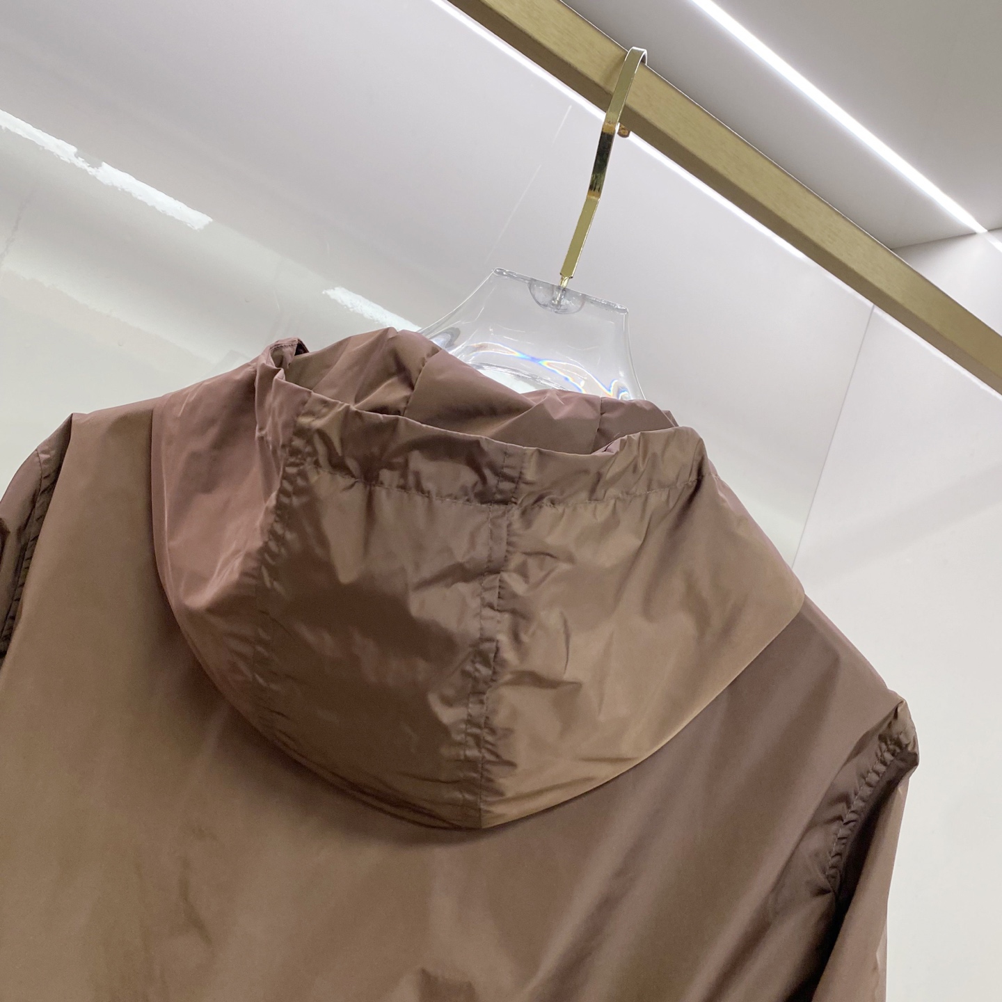 Prada 普拉达 2026ss春夏新款连帽休闲夹克外套，专柜同步新品发售，商务休闲两不误！三角标彰显品