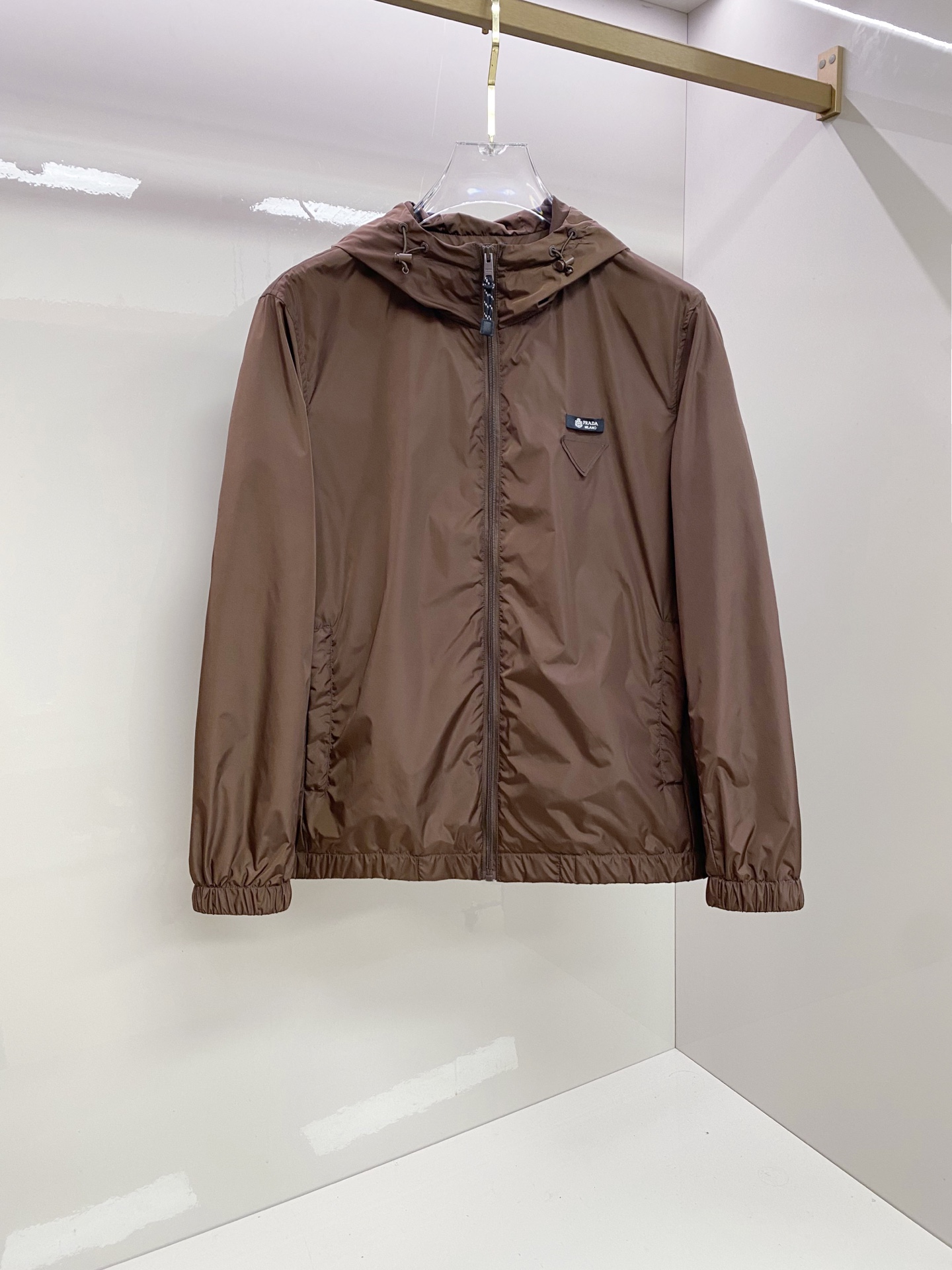 Prada 普拉达 2026ss春夏新款连帽休闲夹克外套，专柜同步新品发售，商务休闲两不误！三角标彰显品