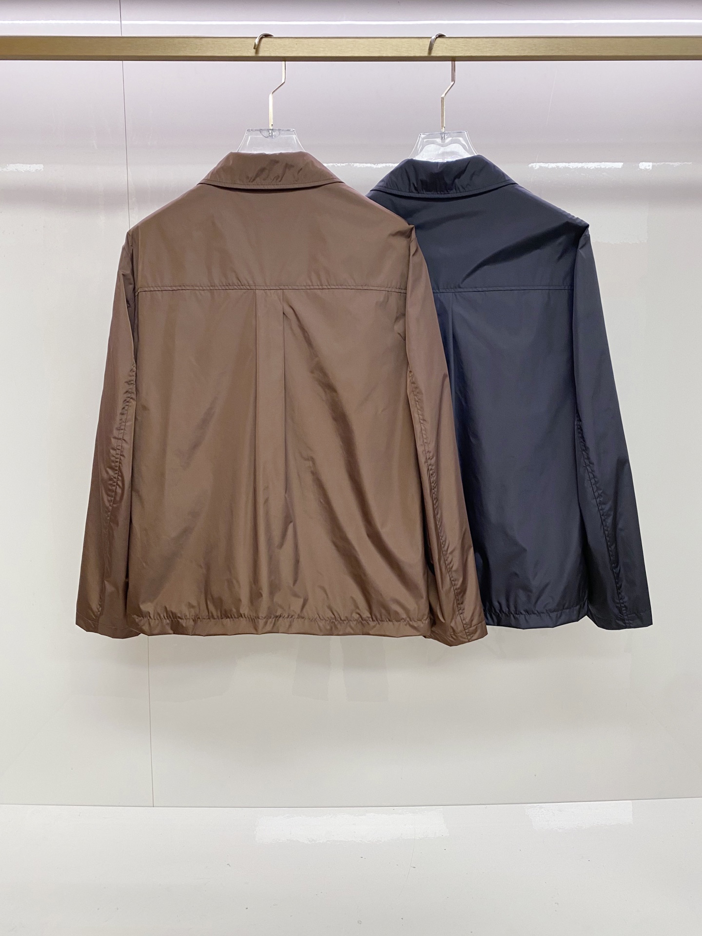 Prada 普拉达 2026ss春夏新款连帽休闲夹克外套，专柜同步新品发售，商务休闲两不误！三角标彰显品