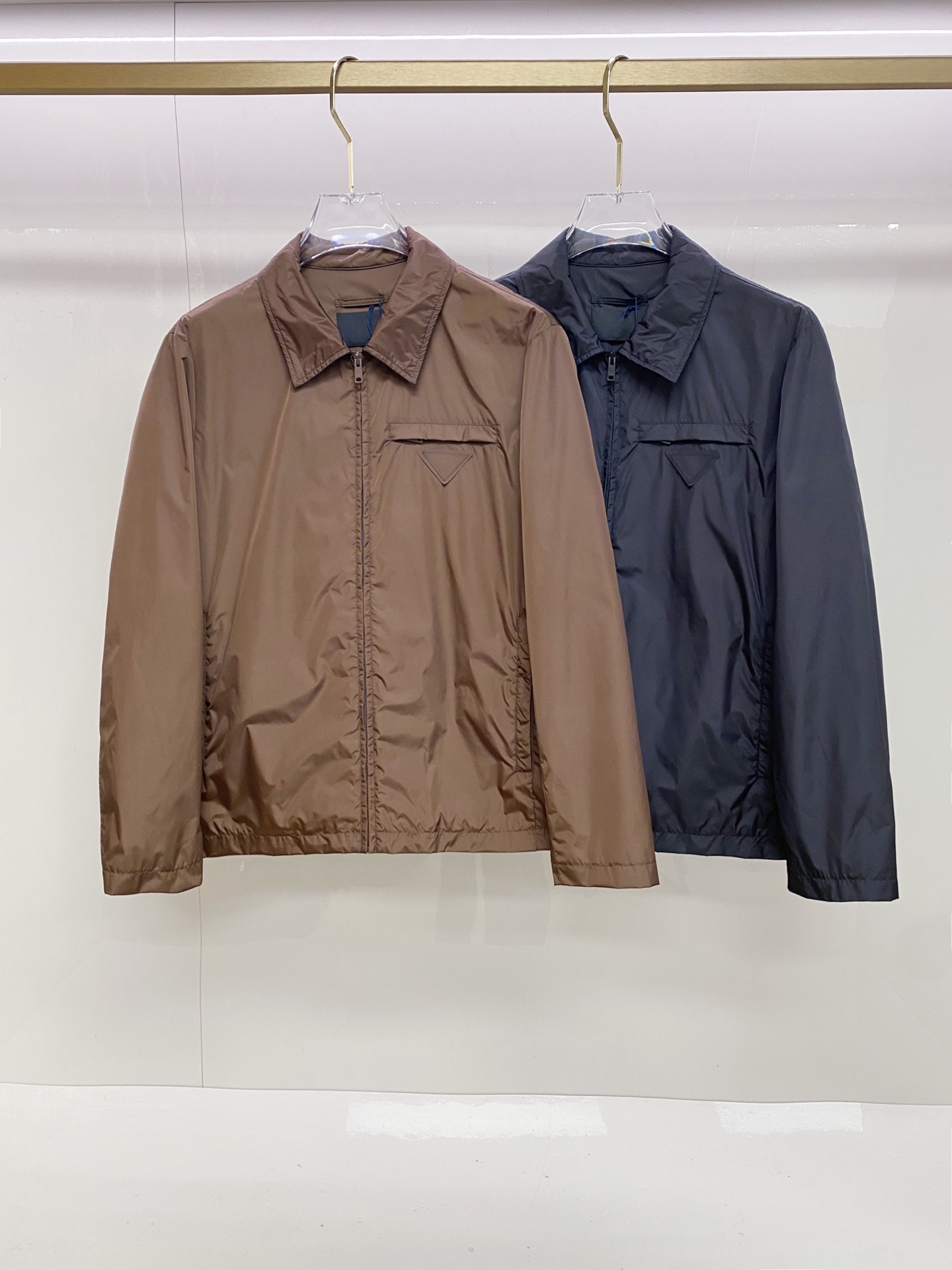 Prada 普拉达 2026ss春夏新款连帽休闲夹克外套，专柜同步新品发售，商务休闲两不误！三角标彰显品