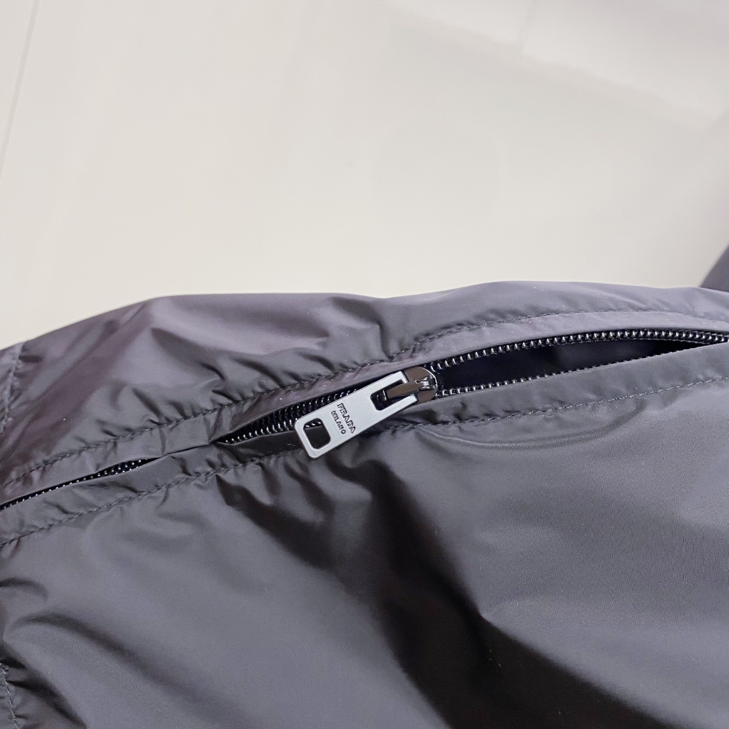 Prada 普拉达 2026ss春夏新款连帽休闲夹克外套，专柜同步新品发售，商务休闲两不误！三角标彰显品