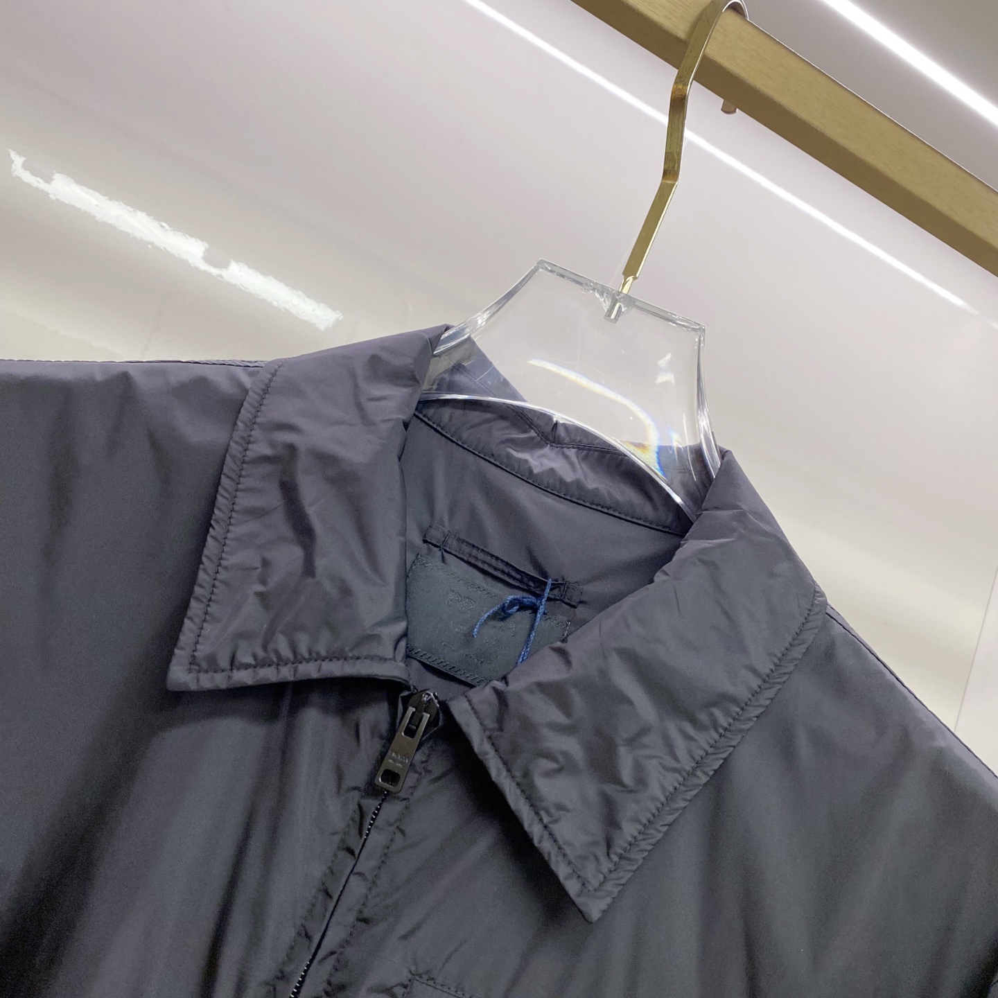 Prada 普拉达 2026ss春夏新款连帽休闲夹克外套，专柜同步新品发售，商务休闲两不误！三角标彰显品