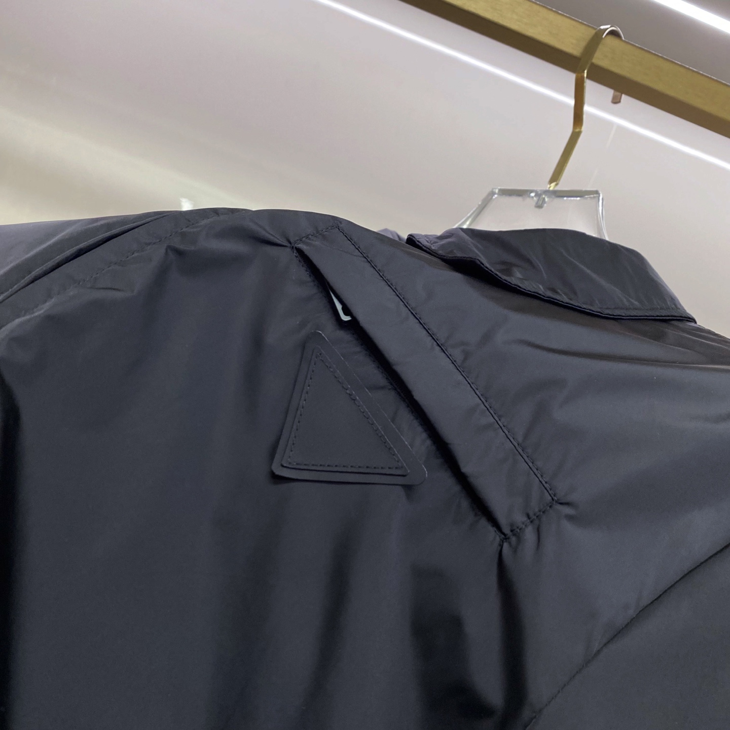 Prada 普拉达 2026ss春夏新款连帽休闲夹克外套，专柜同步新品发售，商务休闲两不误！三角标彰显品