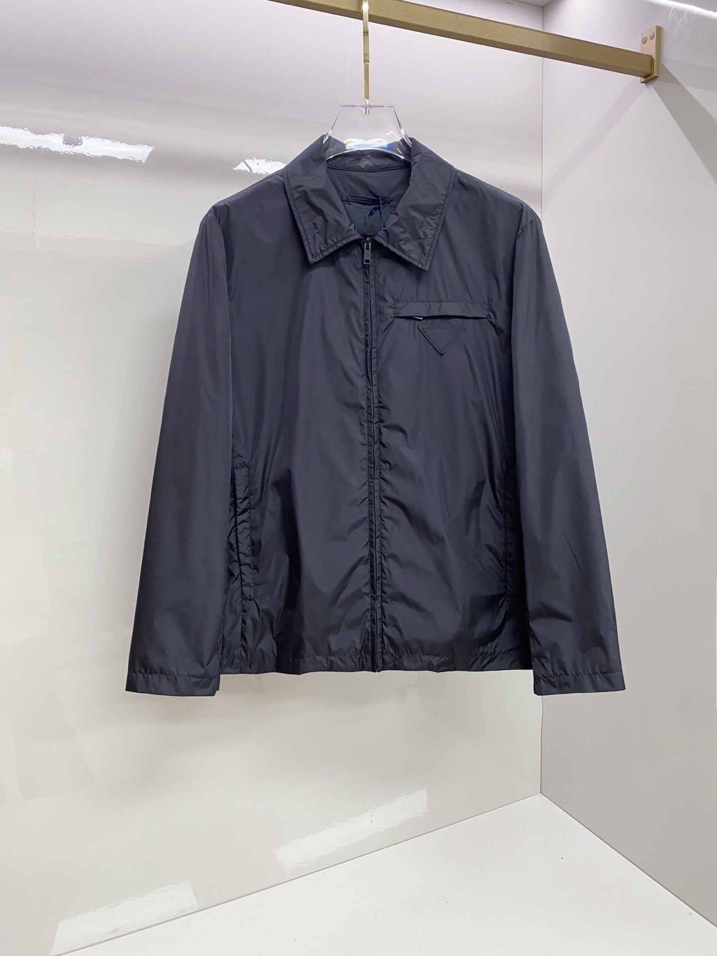 Prada 普拉达 2026ss春夏新款连帽休闲夹克外套，专柜同步新品发售，商务休闲两不误！三角标彰显品