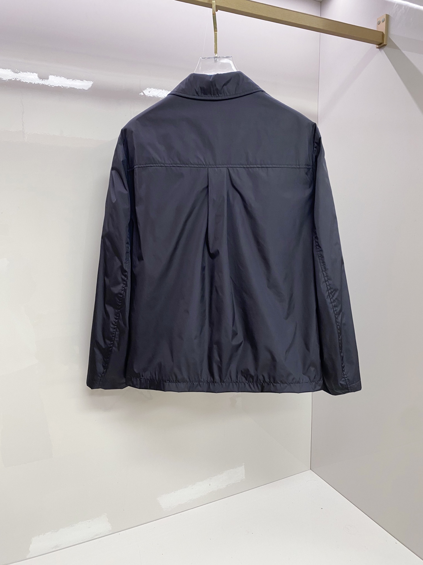 Prada 普拉达 2026ss春夏新款连帽休闲夹克外套，专柜同步新品发售，商务休闲两不误！三角标彰显品