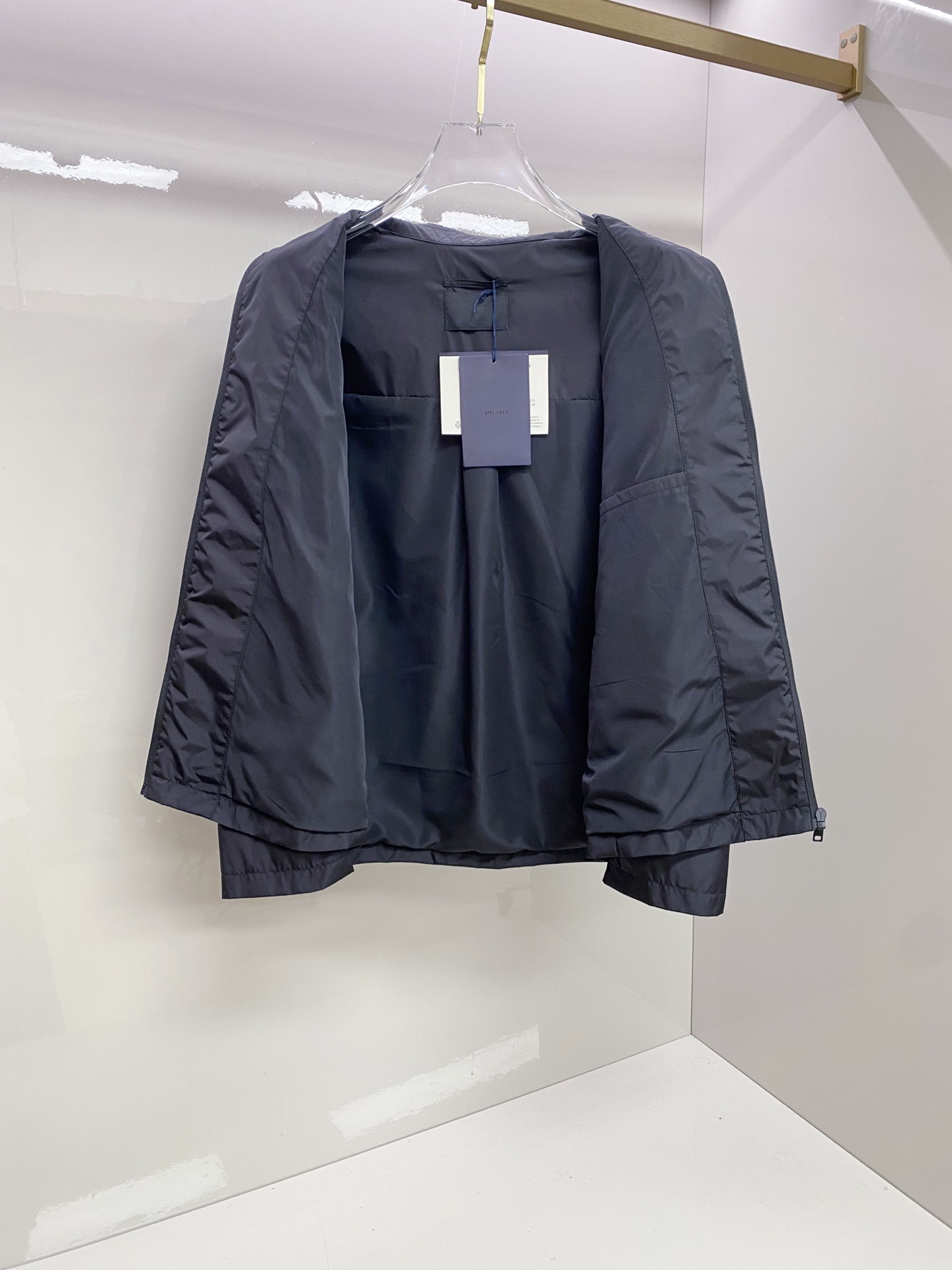 Prada 普拉达 2026ss春夏新款连帽休闲夹克外套，专柜同步新品发售，商务休闲两不误！三角标彰显品