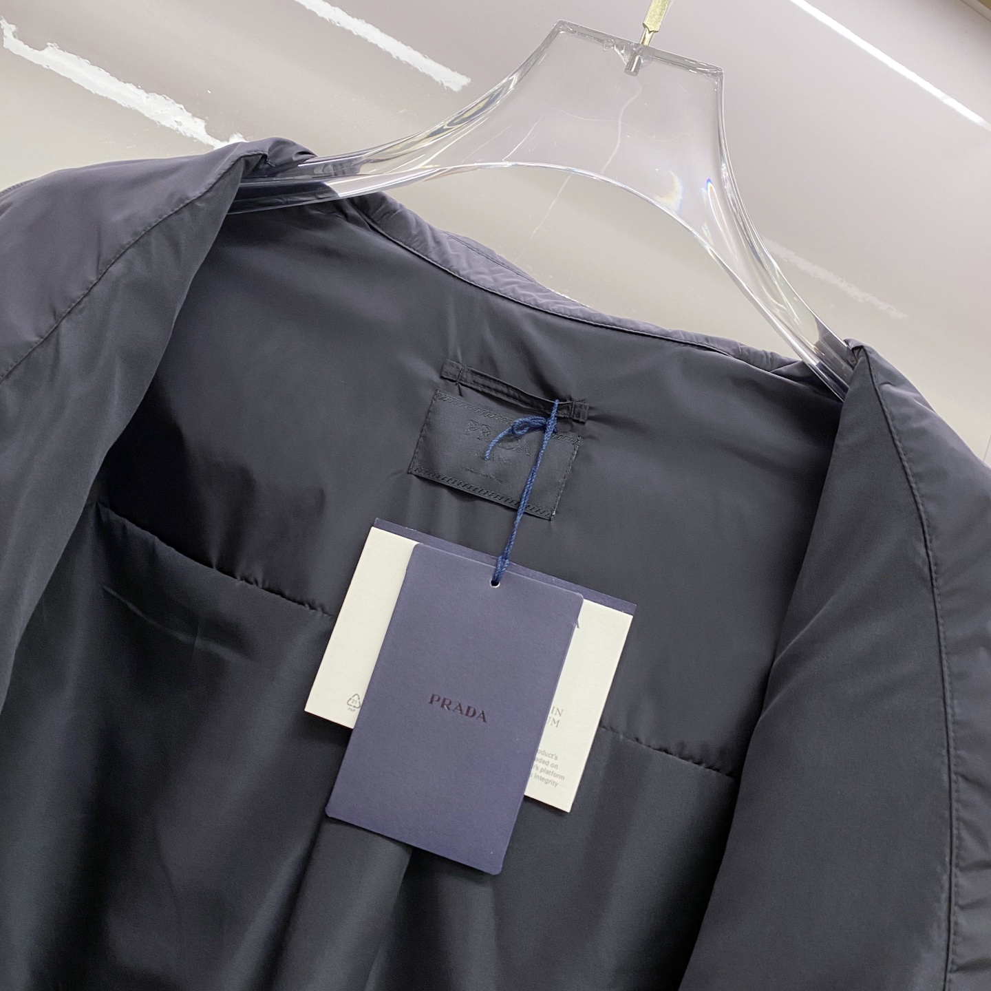 Prada 普拉达 2026ss春夏新款连帽休闲夹克外套，专柜同步新品发售，商务休闲两不误！三角标彰显品