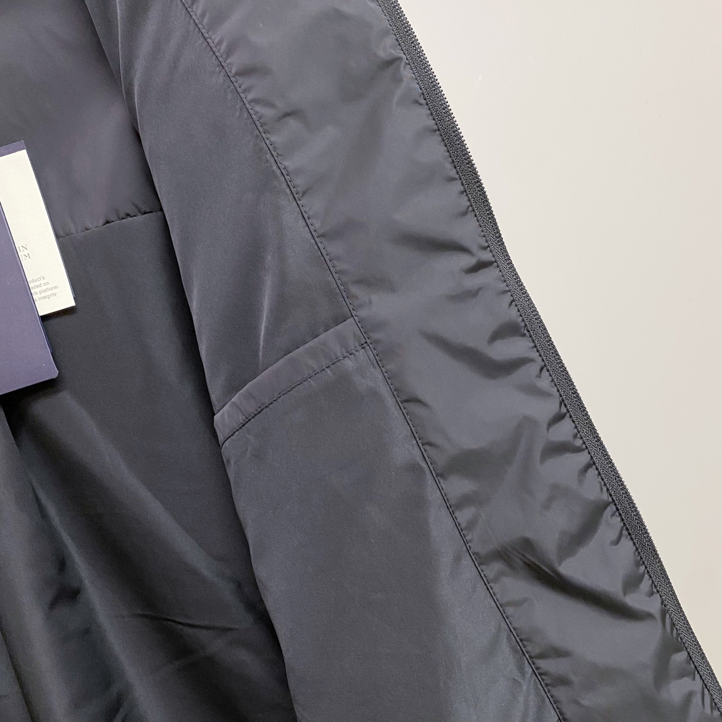 Prada 普拉达 2026ss春夏新款连帽休闲夹克外套，专柜同步新品发售，商务休闲两不误！三角标彰显品