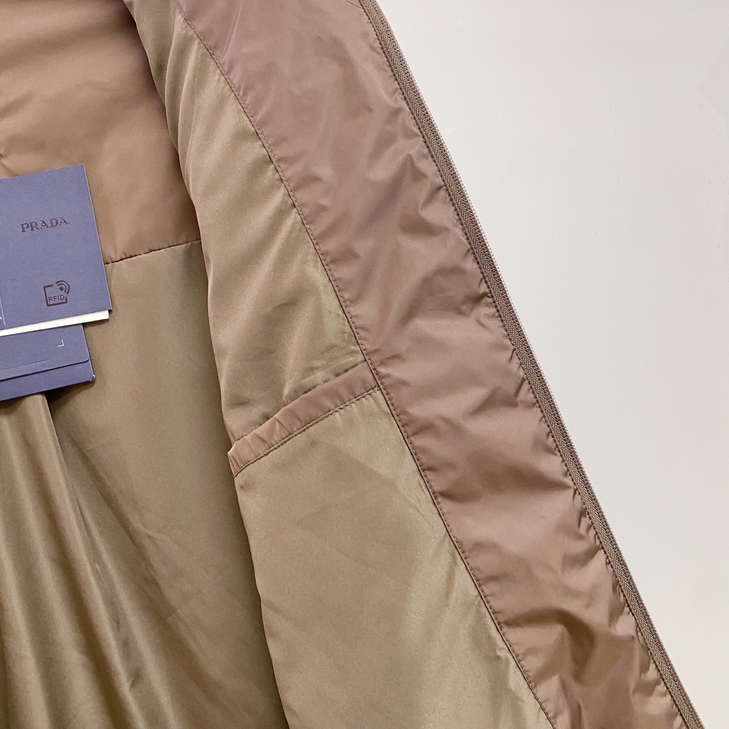 Prada 普拉达 2026ss春夏新款连帽休闲夹克外套，专柜同步新品发售，商务休闲两不误！三角标彰显品