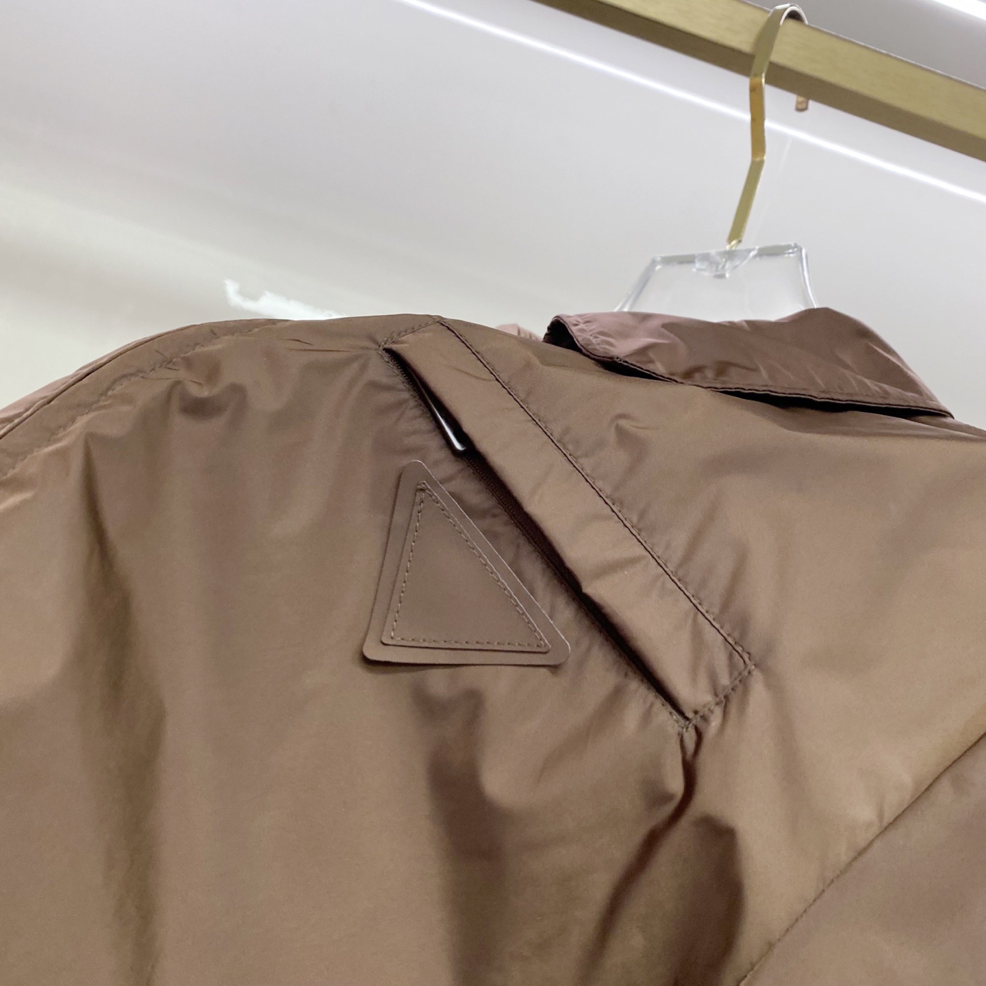 Prada 普拉达 2026ss春夏新款连帽休闲夹克外套，专柜同步新品发售，商务休闲两不误！三角标彰显品