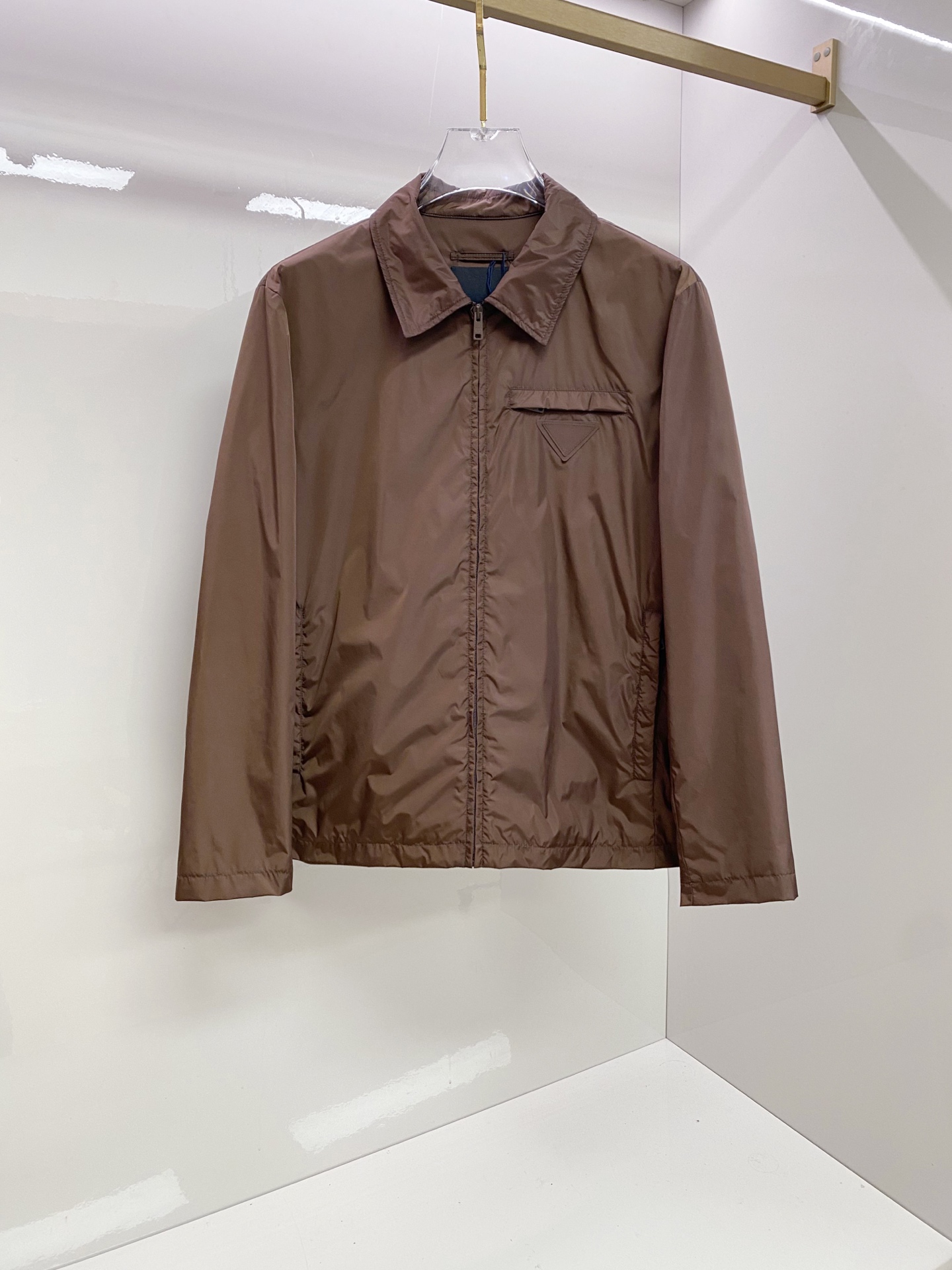 Prada 普拉达 2026ss春夏新款连帽休闲夹克外套，专柜同步新品发售，商务休闲两不误！三角标彰显品