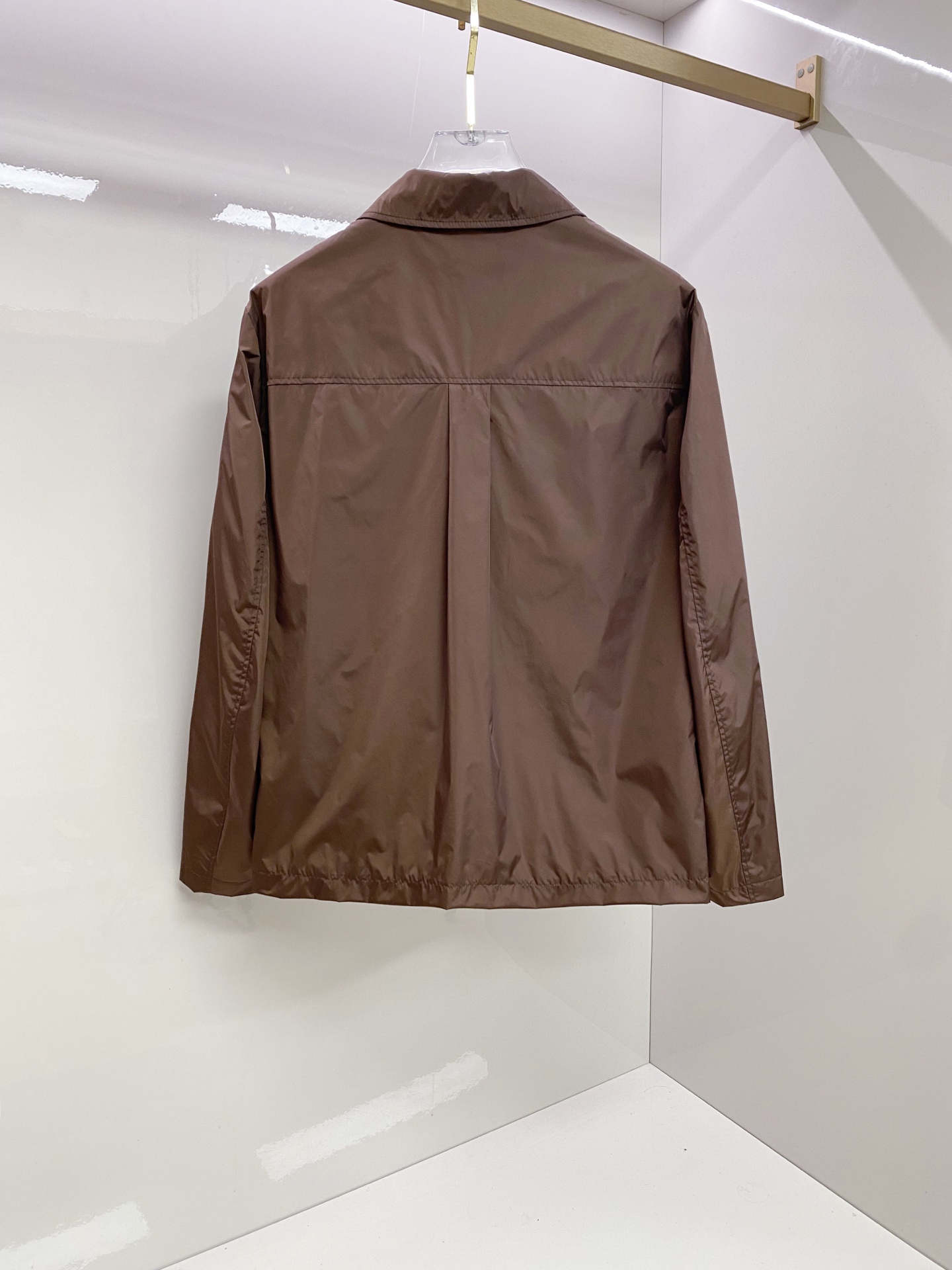 Prada 普拉达 2026ss春夏新款连帽休闲夹克外套，专柜同步新品发售，商务休闲两不误！三角标彰显品