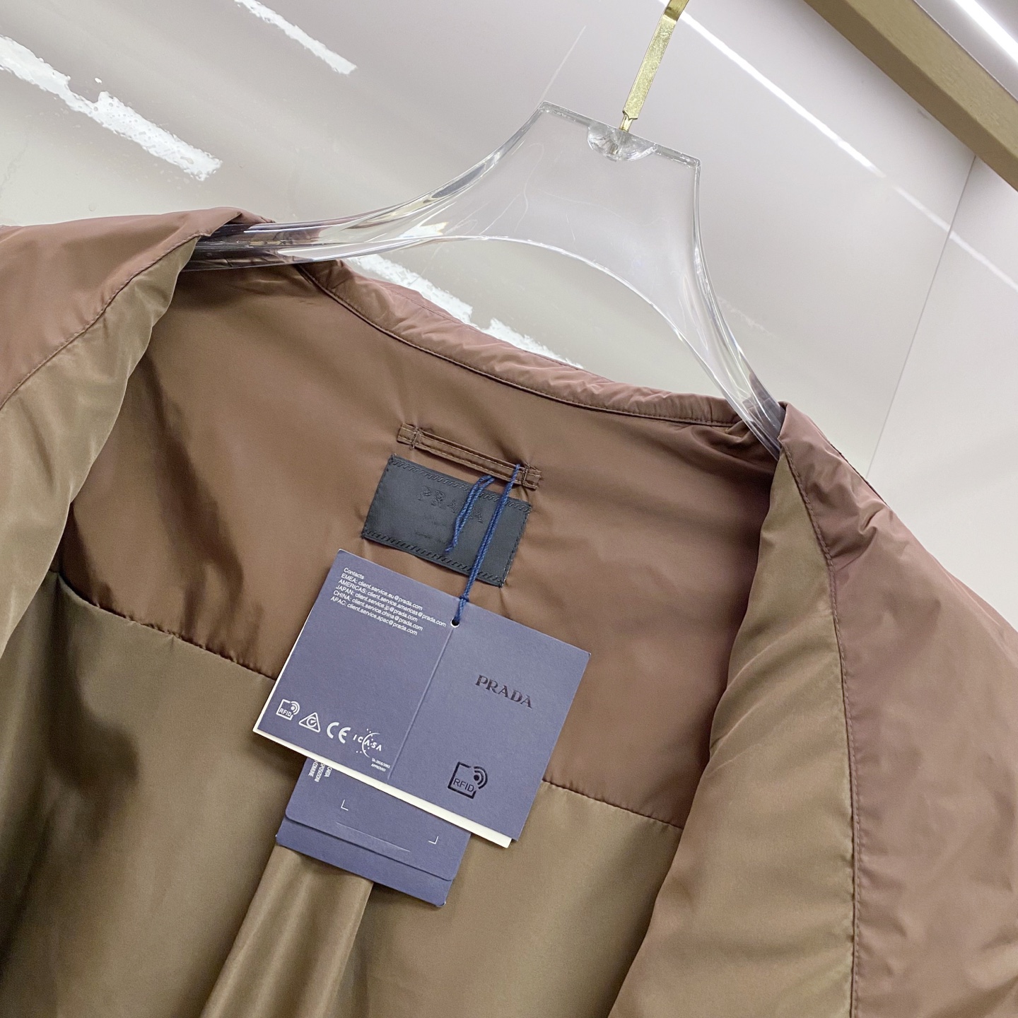 Prada 普拉达 2026ss春夏新款连帽休闲夹克外套，专柜同步新品发售，商务休闲两不误！三角标彰显品