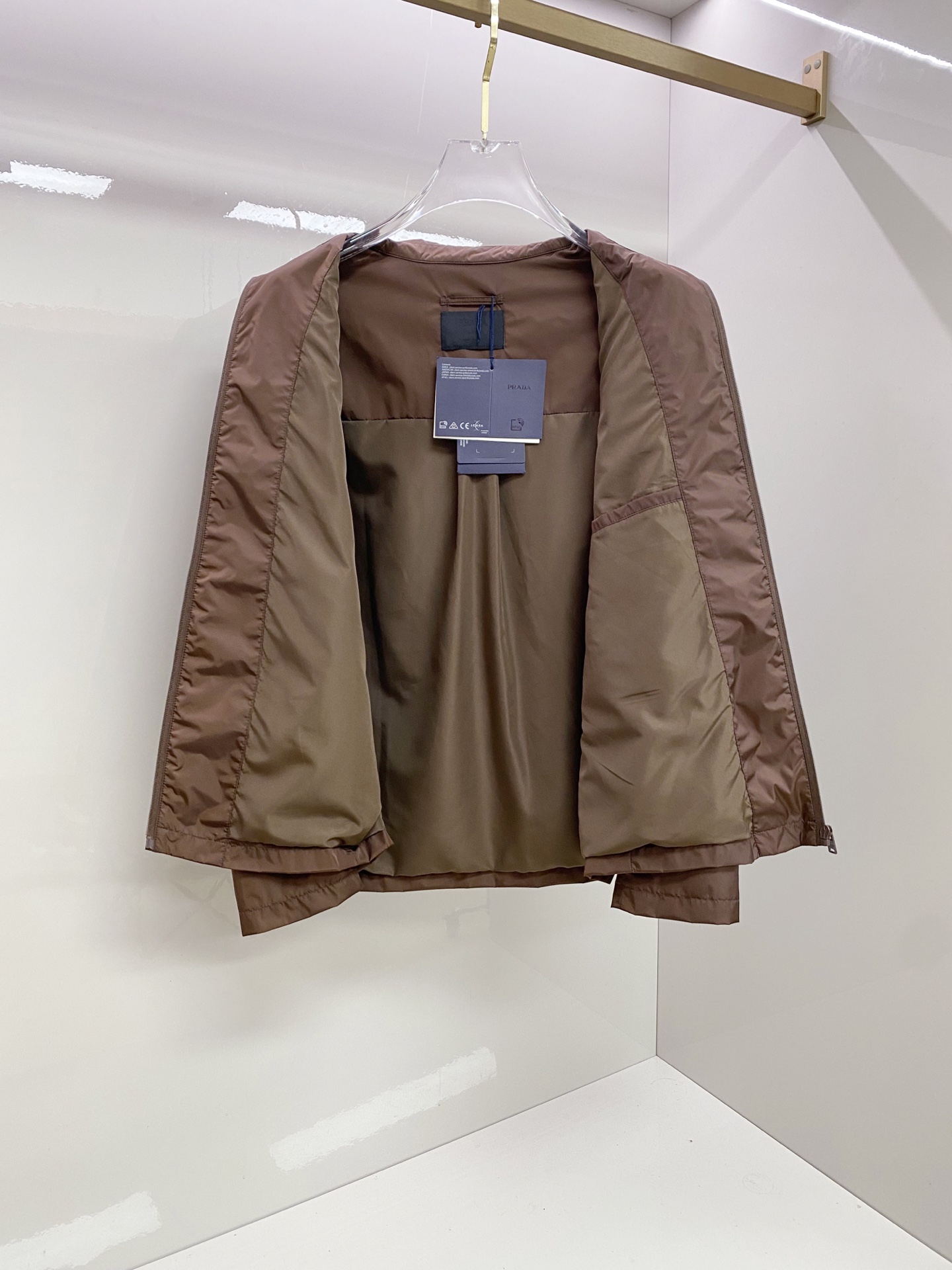 Prada 普拉达 2026ss春夏新款连帽休闲夹克外套，专柜同步新品发售，商务休闲两不误！三角标彰显品