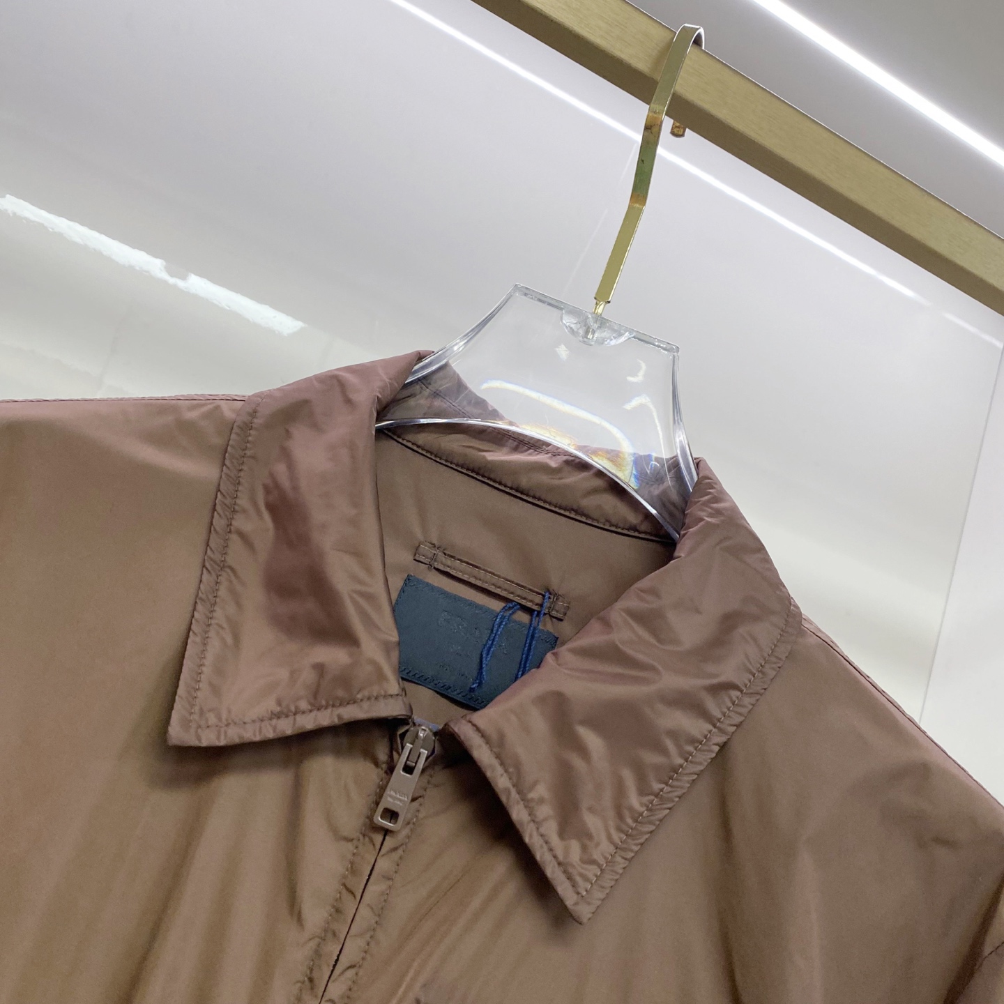 Prada 普拉达 2026ss春夏新款连帽休闲夹克外套，专柜同步新品发售，商务休闲两不误！三角标彰显品