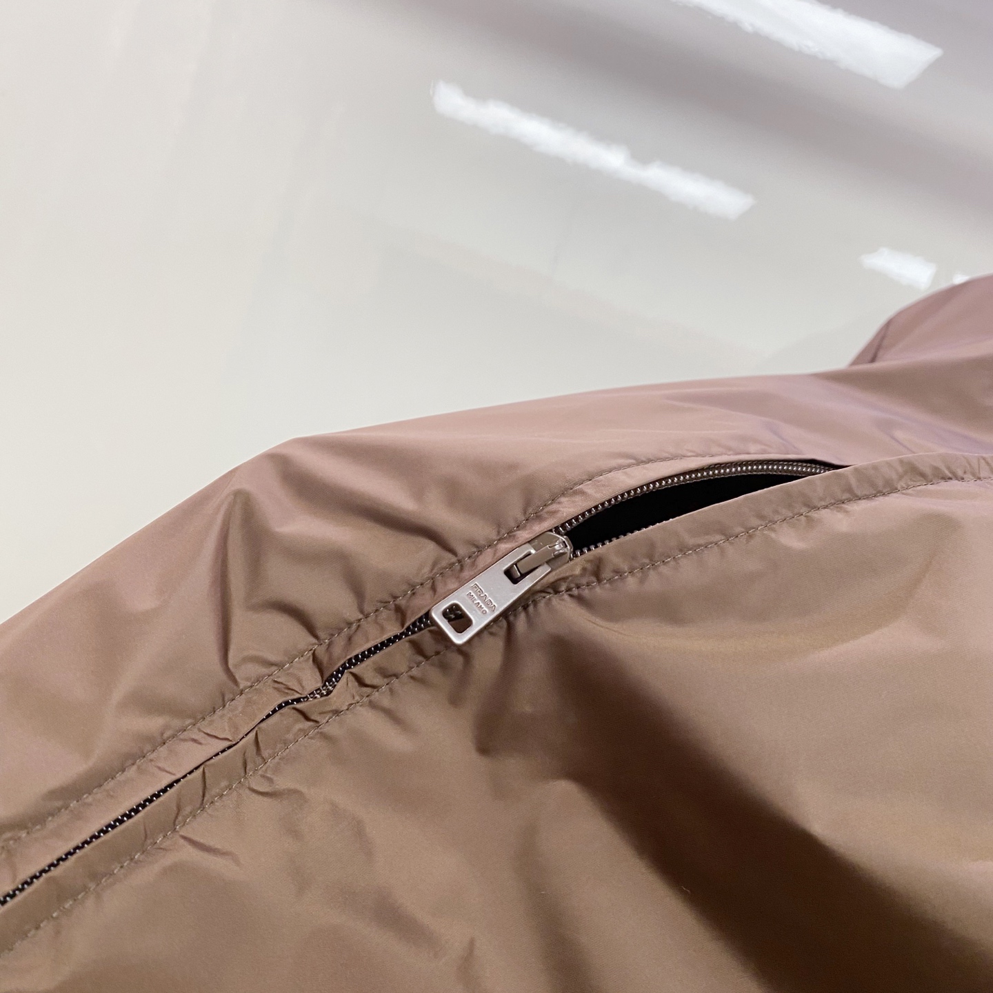 Prada 普拉达 2026ss春夏新款连帽休闲夹克外套，专柜同步新品发售，商务休闲两不误！三角标彰显品