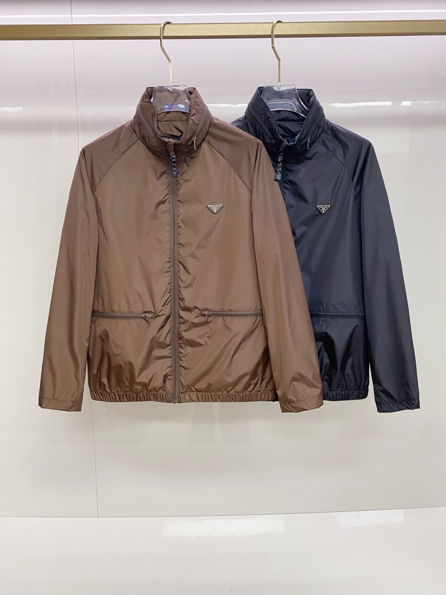 Prada 普拉达 2026ss春夏新款连帽休闲夹克外套，专柜同步新品发售，商务休闲两不误！三角标彰显品