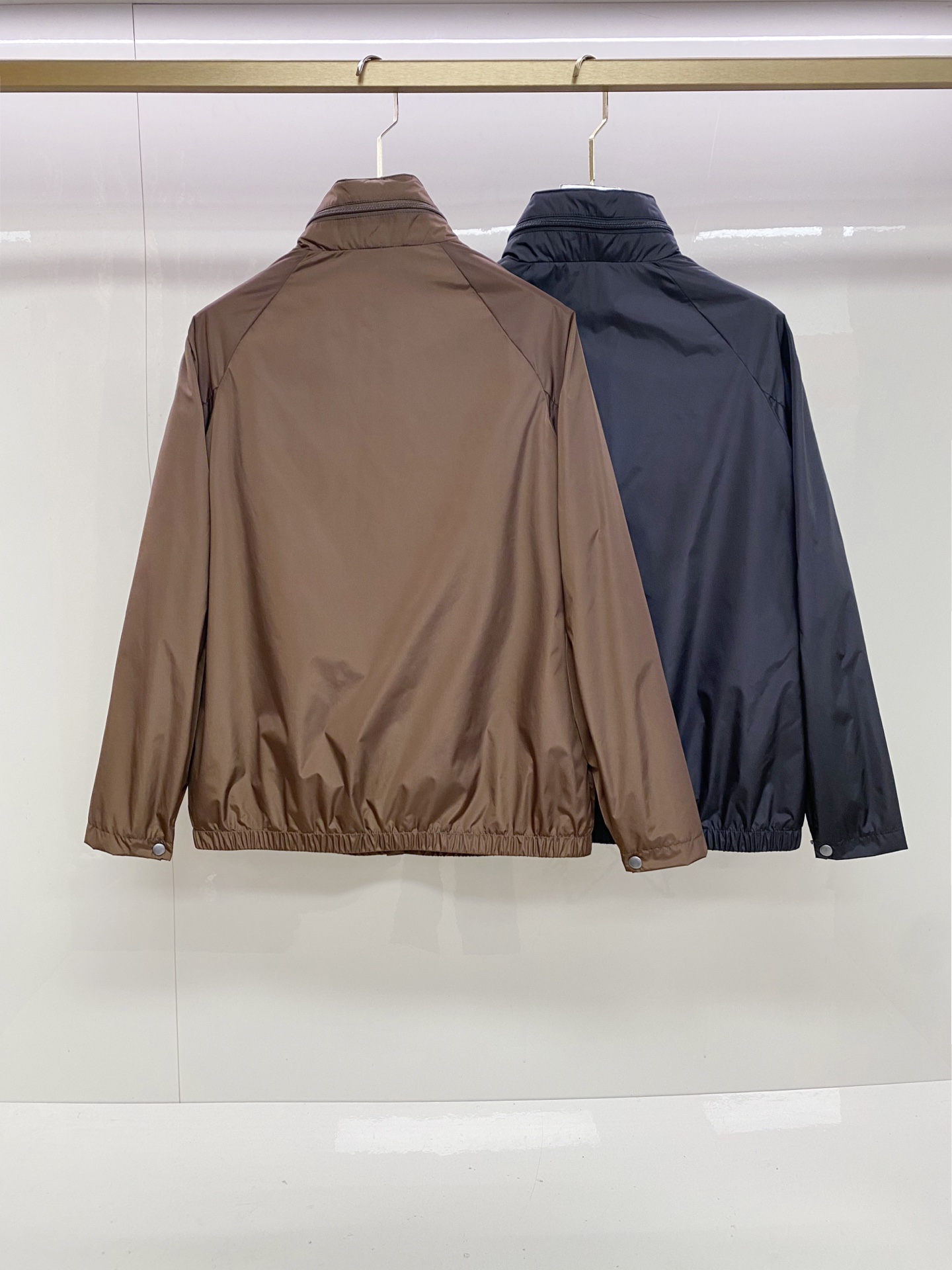 Prada 普拉达 2026ss春夏新款连帽休闲夹克外套，专柜同步新品发售，商务休闲两不误！三角标彰显品