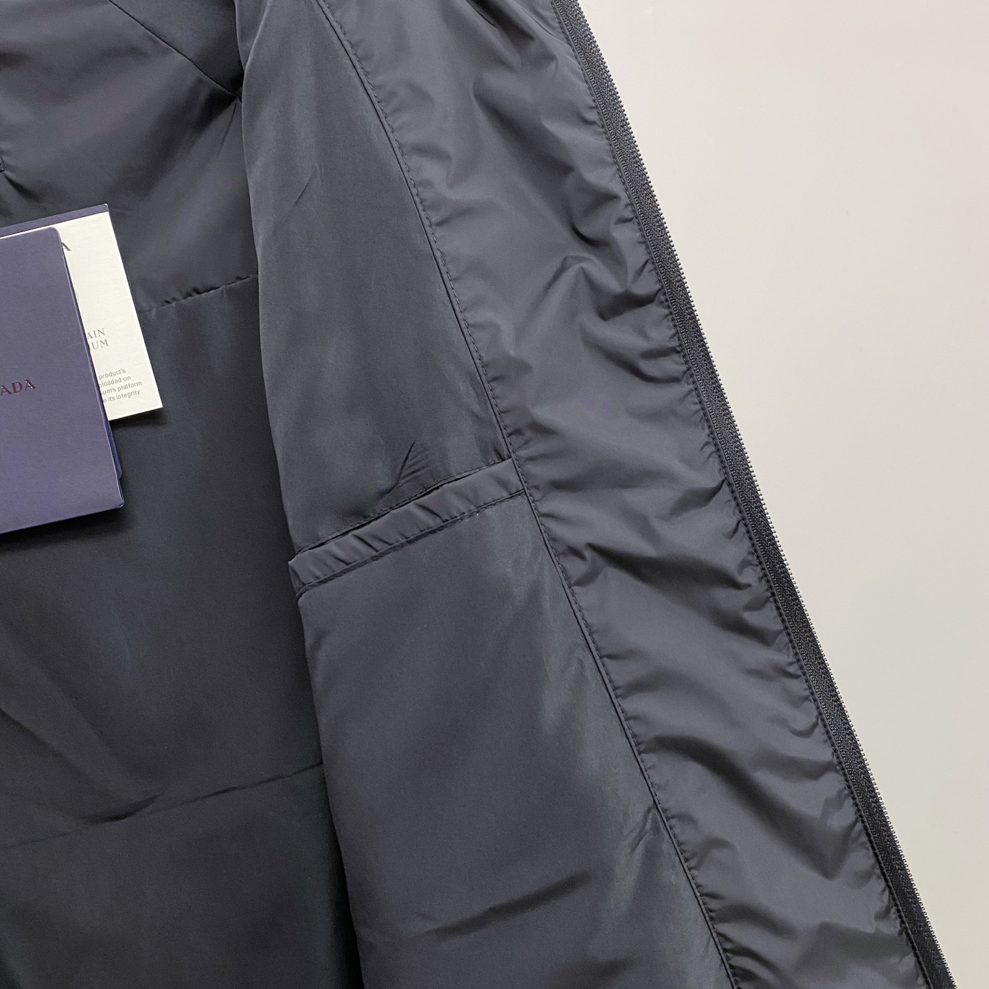 Prada 普拉达 2026ss春夏新款连帽休闲夹克外套，专柜同步新品发售，商务休闲两不误！三角标彰显品