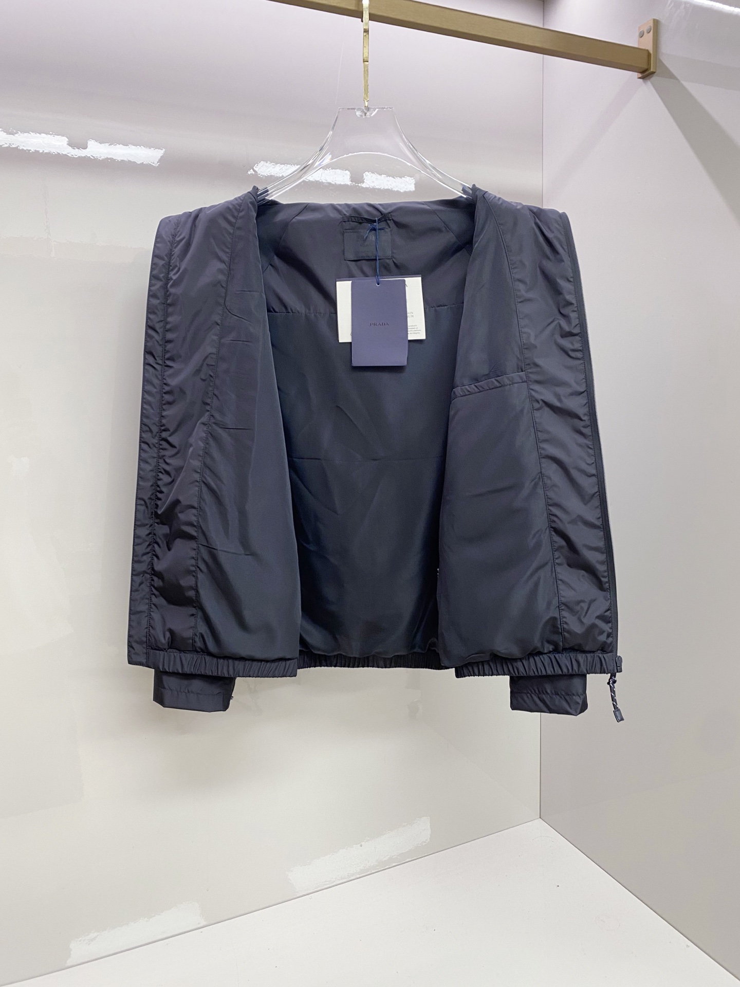 Prada 普拉达 2026ss春夏新款连帽休闲夹克外套，专柜同步新品发售，商务休闲两不误！三角标彰显品