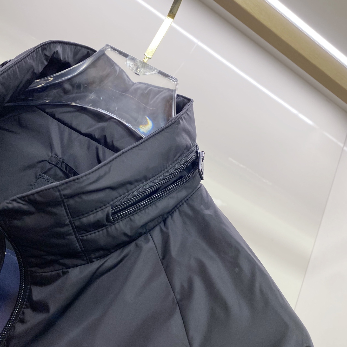 Prada 普拉达 2026ss春夏新款连帽休闲夹克外套，专柜同步新品发售，商务休闲两不误！三角标彰显品