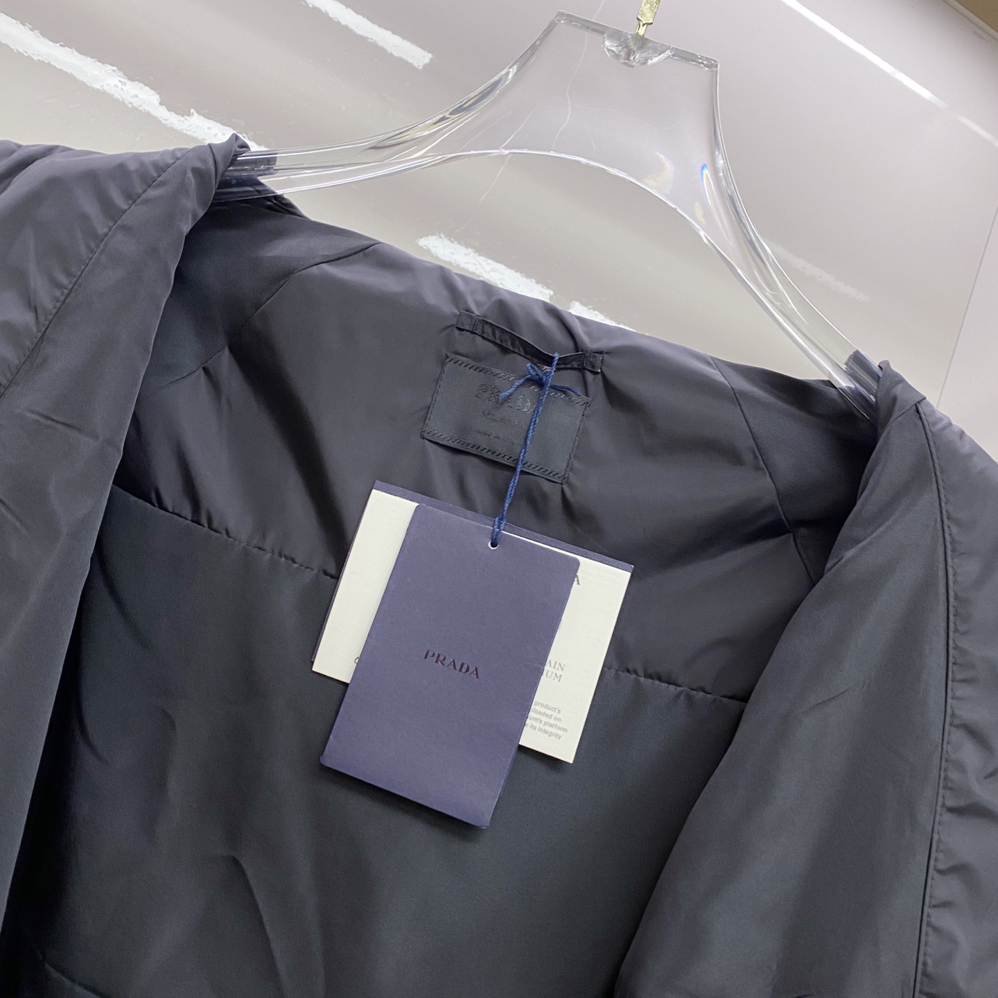 Prada 普拉达 2026ss春夏新款连帽休闲夹克外套，专柜同步新品发售，商务休闲两不误！三角标彰显品