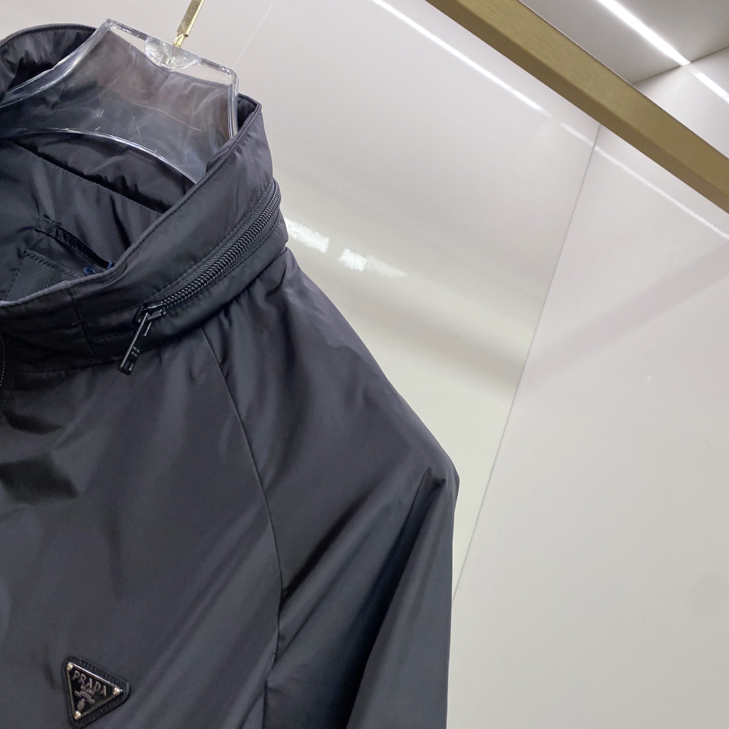 Prada 普拉达 2026ss春夏新款连帽休闲夹克外套，专柜同步新品发售，商务休闲两不误！三角标彰显品
