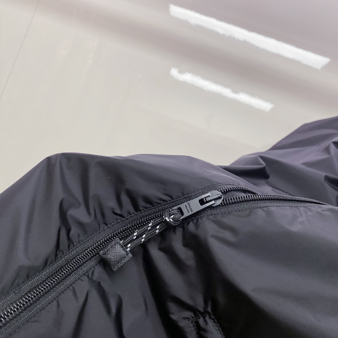 Prada 普拉达 2026ss春夏新款连帽休闲夹克外套，专柜同步新品发售，商务休闲两不误！三角标彰显品