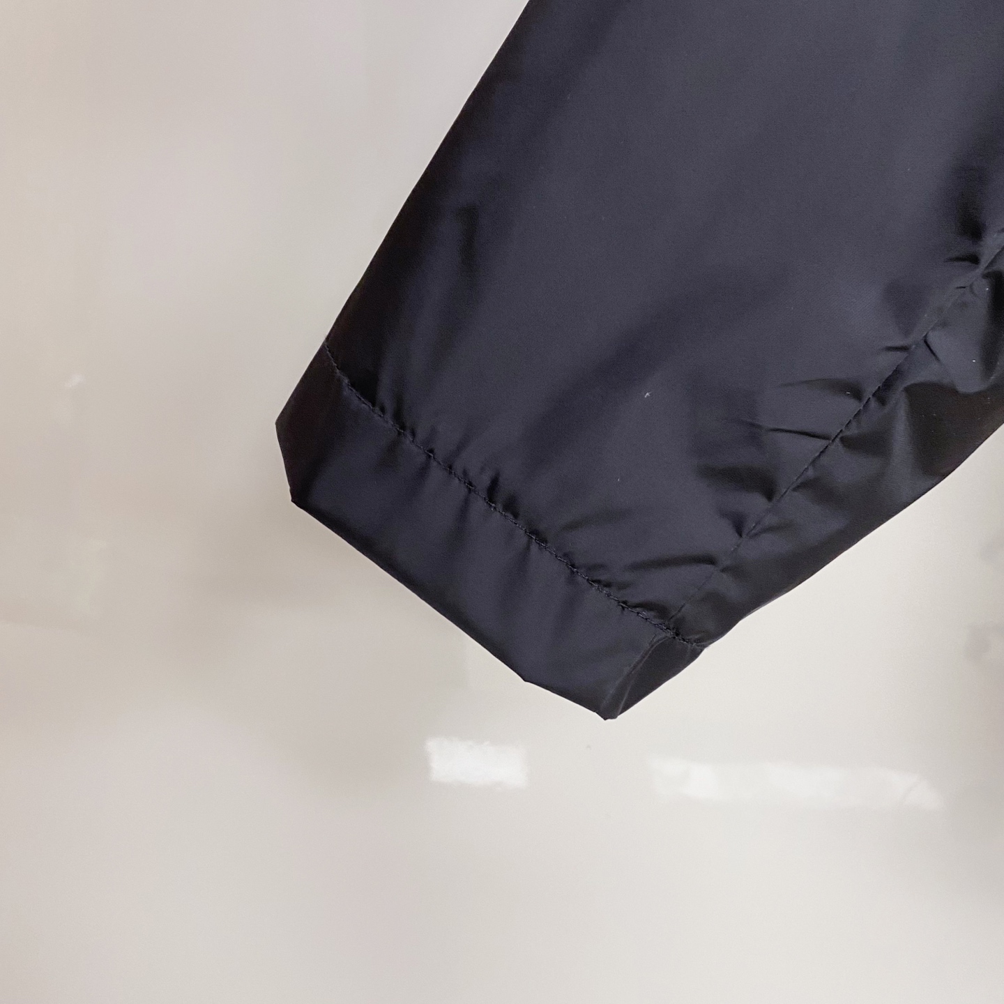 Prada 普拉达 2026ss春夏新款连帽休闲夹克外套，专柜同步新品发售，商务休闲两不误！三角标彰显品