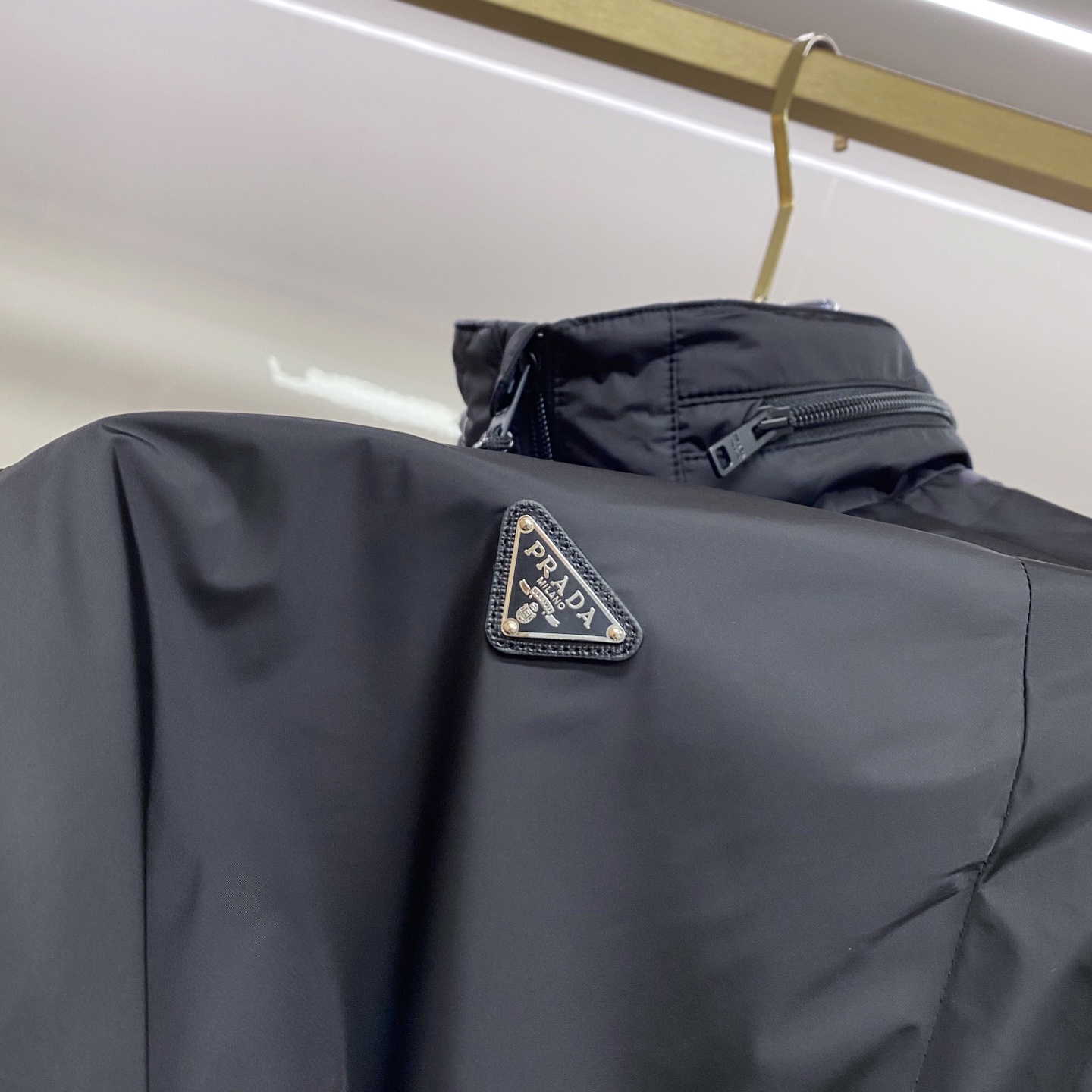 Prada 普拉达 2026ss春夏新款连帽休闲夹克外套，专柜同步新品发售，商务休闲两不误！三角标彰显品