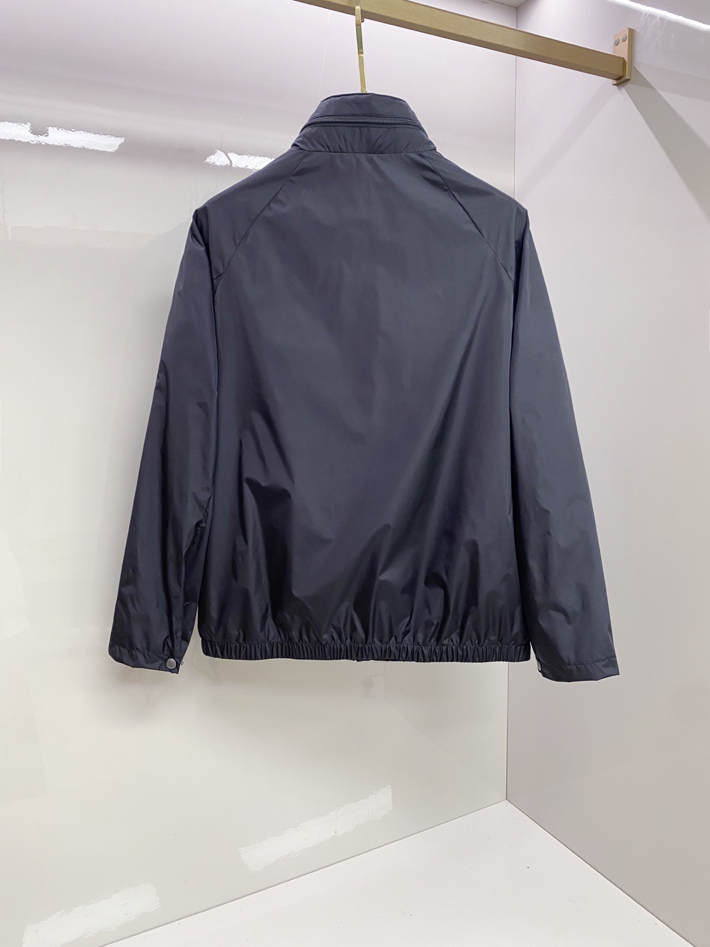 Prada 普拉达 2026ss春夏新款连帽休闲夹克外套，专柜同步新品发售，商务休闲两不误！三角标彰显品