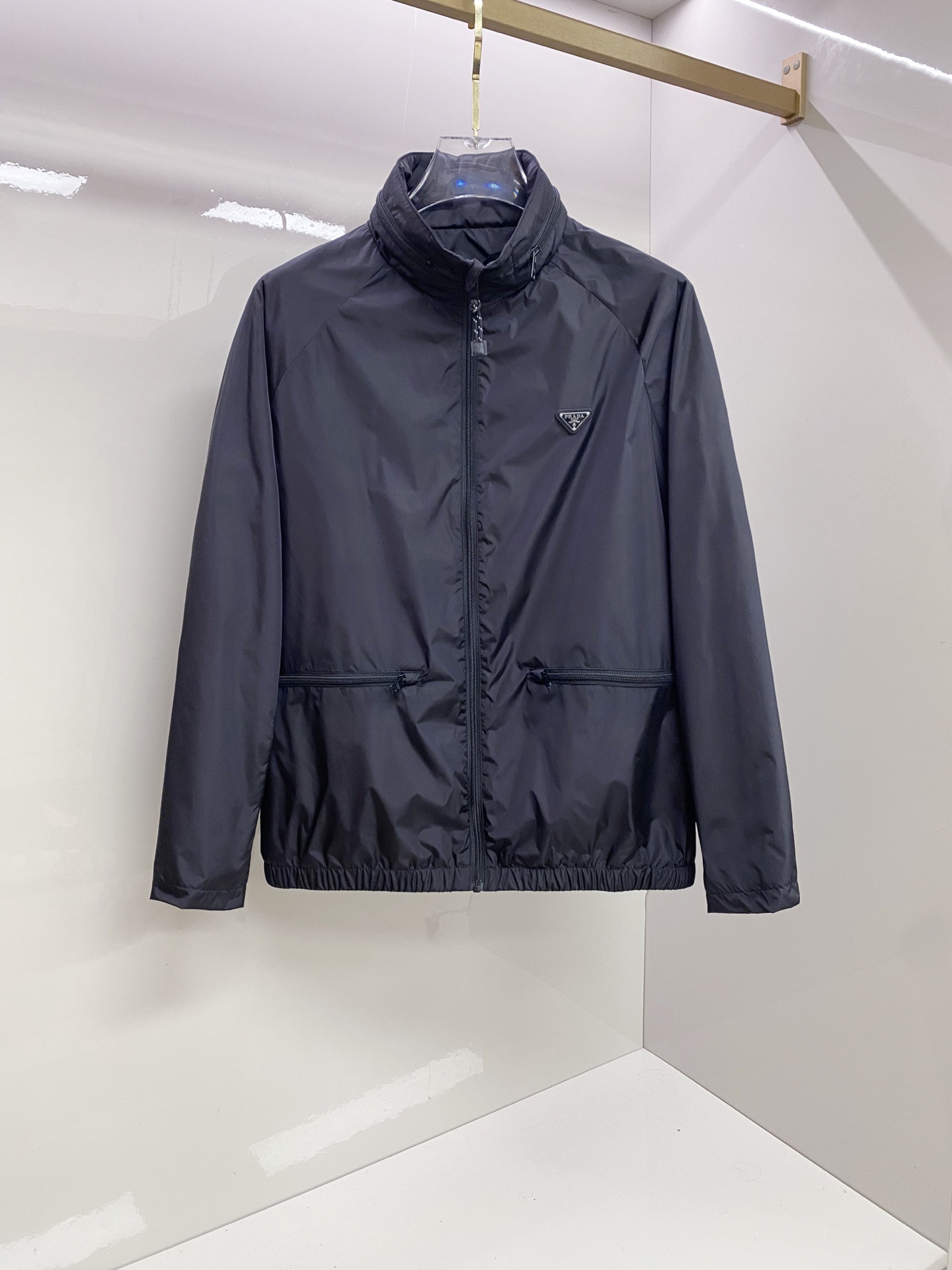Prada 普拉达 2026ss春夏新款连帽休闲夹克外套，专柜同步新品发售，商务休闲两不误！三角标彰显品
