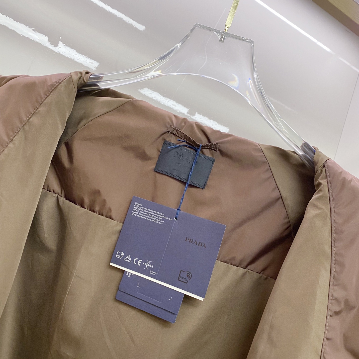 Prada 普拉达 2026ss春夏新款连帽休闲夹克外套，专柜同步新品发售，商务休闲两不误！三角标彰显品