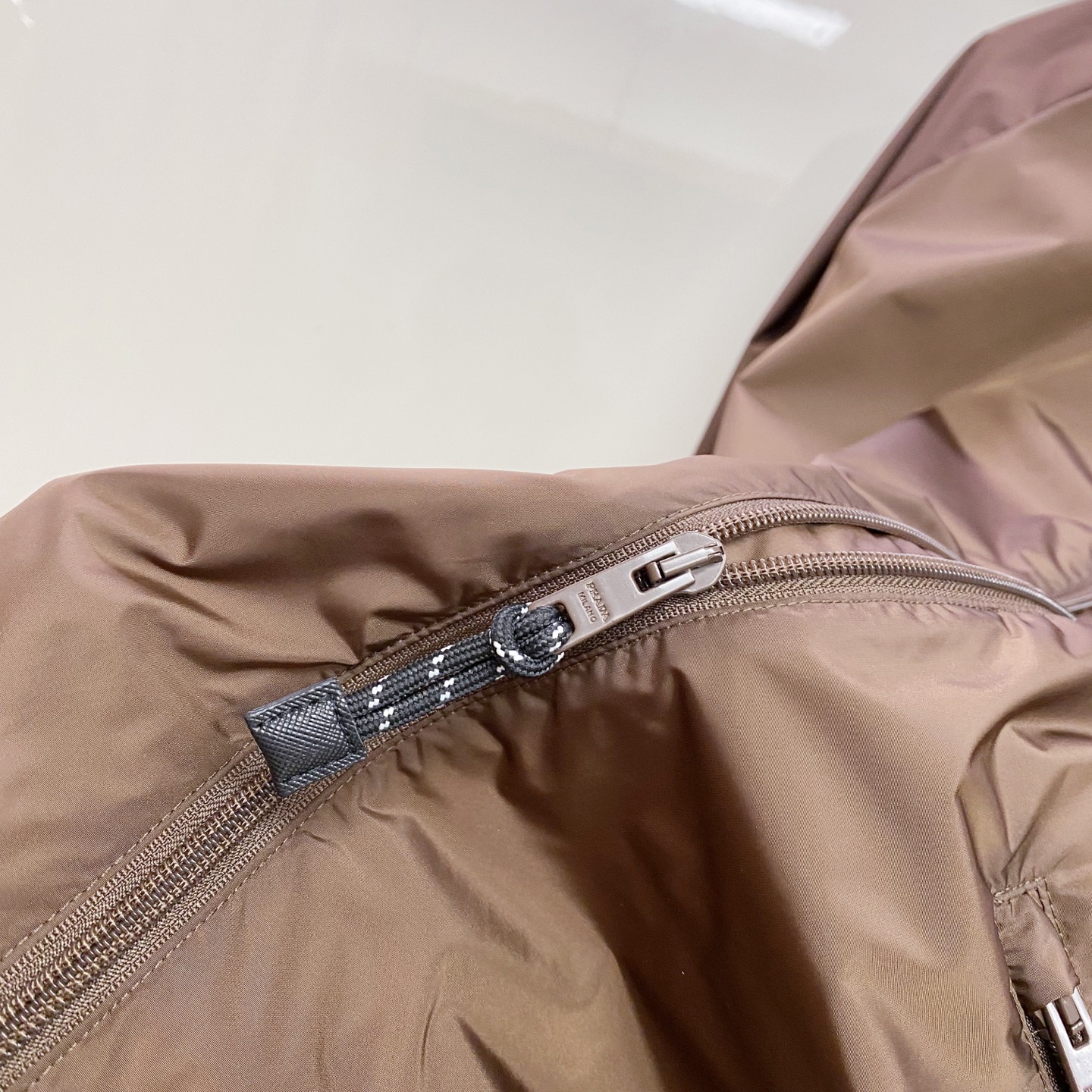 Prada 普拉达 2026ss春夏新款连帽休闲夹克外套，专柜同步新品发售，商务休闲两不误！三角标彰显品