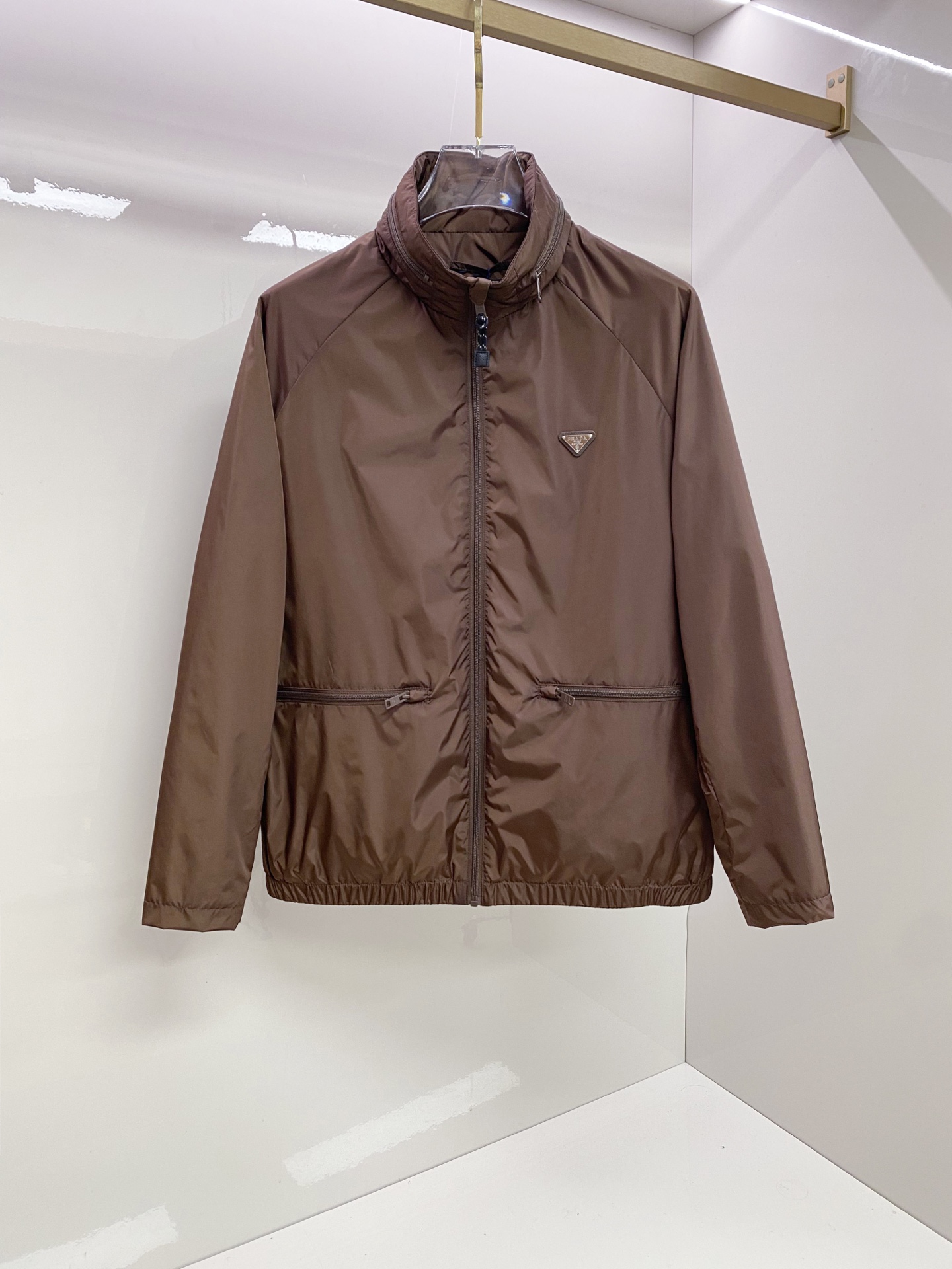 Prada 普拉达 2026ss春夏新款连帽休闲夹克外套，专柜同步新品发售，商务休闲两不误！三角标彰显品
