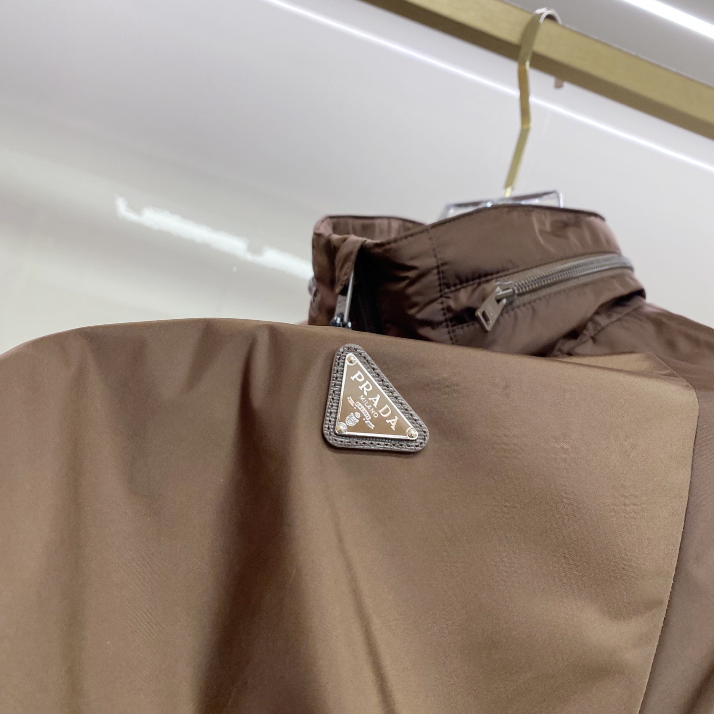Prada 普拉达 2026ss春夏新款连帽休闲夹克外套，专柜同步新品发售，商务休闲两不误！三角标彰显品