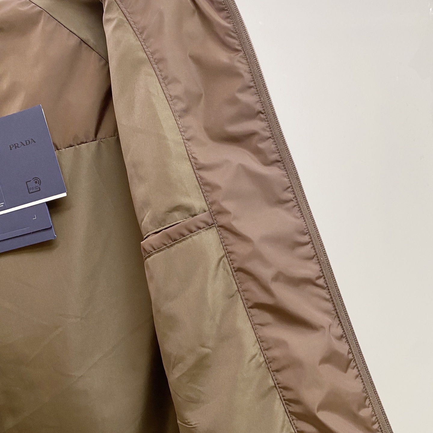 Prada 普拉达 2026ss春夏新款连帽休闲夹克外套，专柜同步新品发售，商务休闲两不误！三角标彰显品