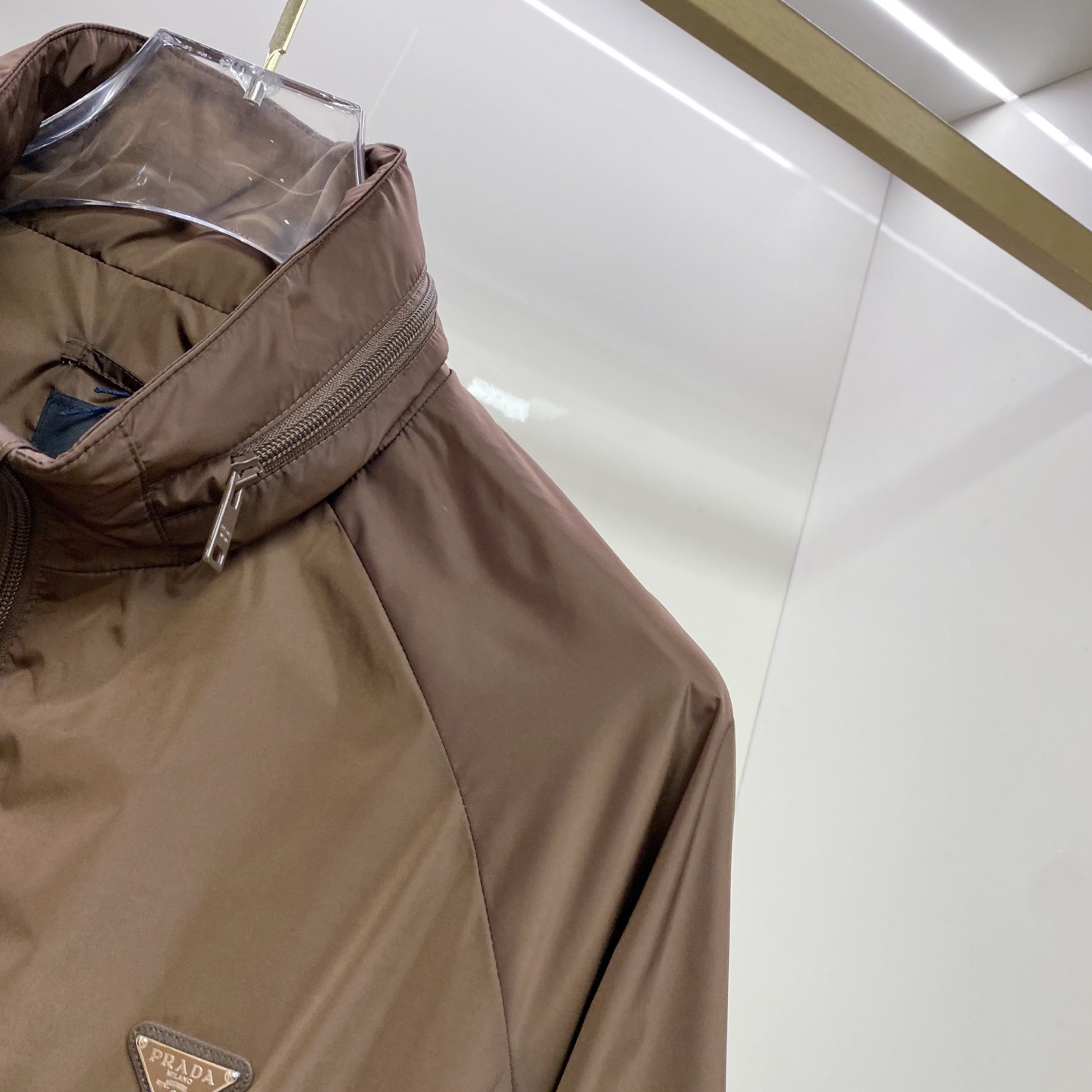 Prada 普拉达 2026ss春夏新款连帽休闲夹克外套，专柜同步新品发售，商务休闲两不误！三角标彰显品