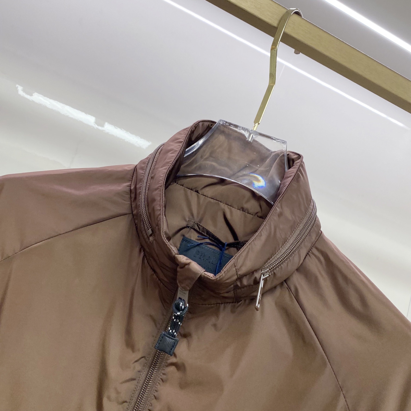 Prada 普拉达 2026ss春夏新款连帽休闲夹克外套，专柜同步新品发售，商务休闲两不误！三角标彰显品