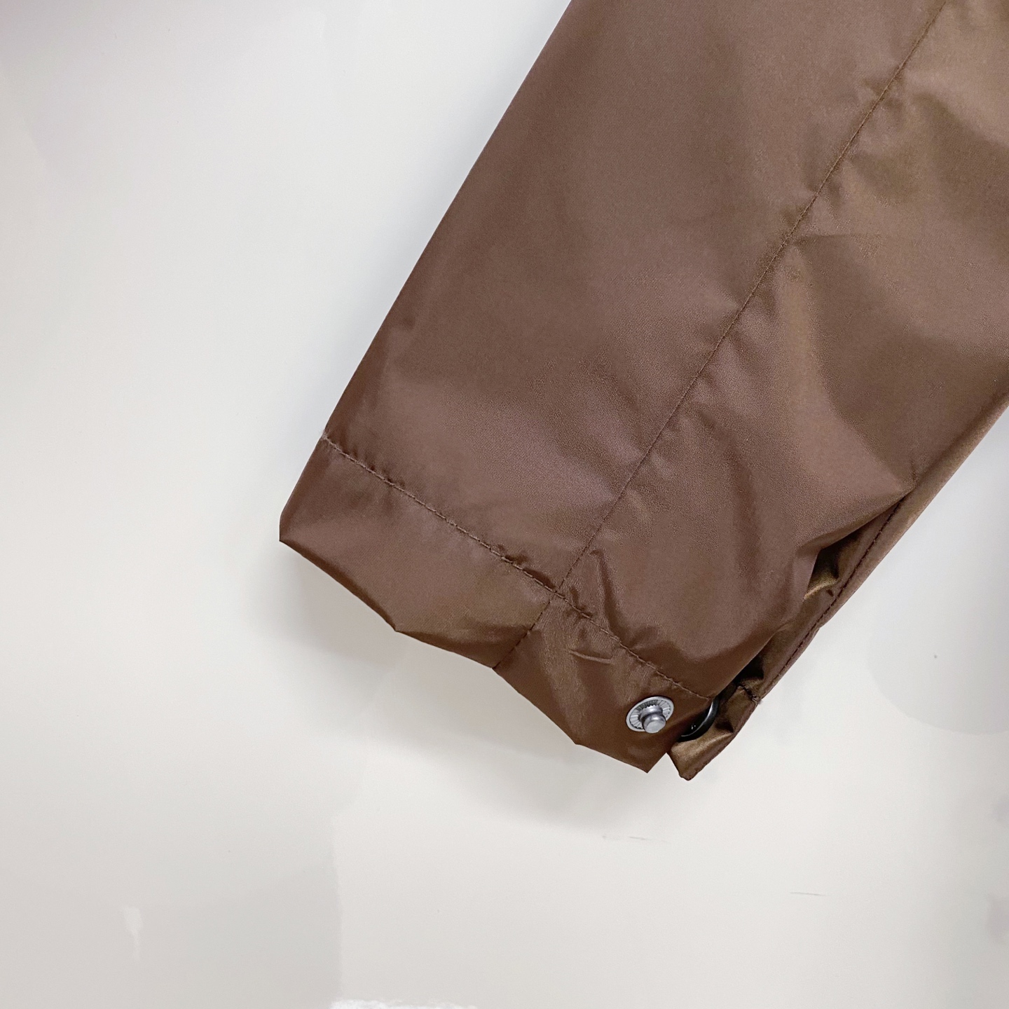 Prada 普拉达 2026ss春夏新款连帽休闲夹克外套，专柜同步新品发售，商务休闲两不误！三角标彰显品