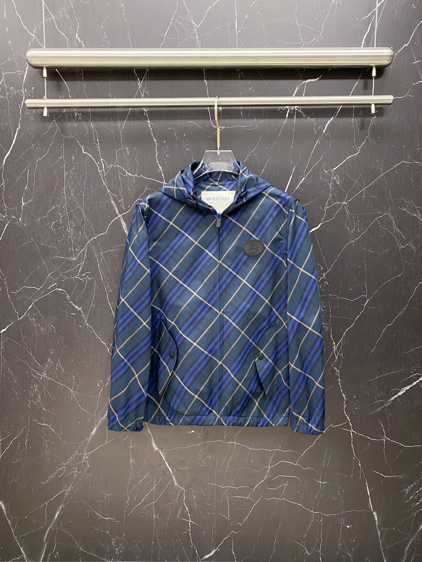 NO:733328,Burberry 2026 spring new hooded jacket, full high-end version!  Haute couture counter fabric accessories, high breathability and comfort, impeccable details, exquisite workmanship and complex craftsmanship, casual tailoring, awesome upper body shape, color blue, code number 48-56,,burberry,burberry,jackets & coats,jackets & coats,hats,19860909Burberry 巴宝莉 2026春季新款连帽夹克外套,全高端版本！高定专柜面料辅料,透气舒适度高,细节无可挑剔,做工考究工艺复杂,呈现休闲裁剪,上身版型超赞 颜色蓝色 码数48-56,,burberry,burberry,jackets & coats,jackets & coats,hats,,Men's clothing