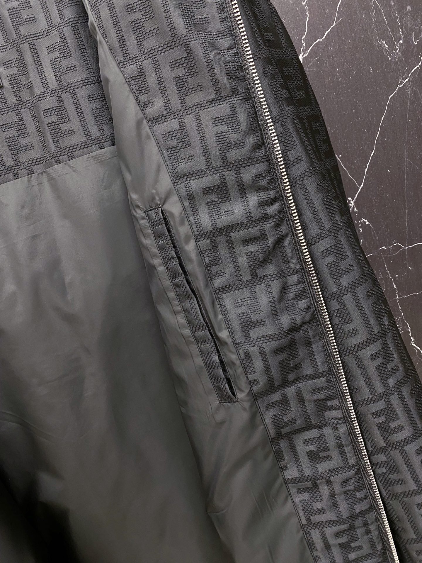 Fendi 芬迪 2026ss春季新款连帽夹克外套全高端版本！高定专柜面料辅料，透气舒适度高，细节无可挑