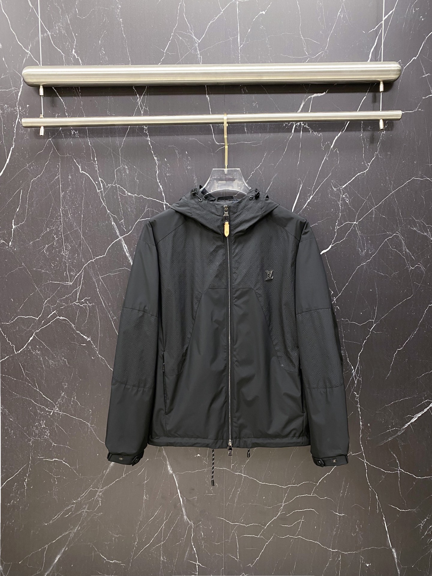 NO:733386,LV 2026ss spring new hooded jacket, full high-end version!  Haute couture counter fabric accessories, high breathability and comfort, impeccable details, exquisite workmanship and complex craftsmanship, casual tailoring, awesome upper body shape, color black, white, size 48-56,, louis vuitton, jackets & coats, jackets & coats, hats,19860909LV 2026ss春季新款连帽夹克外套 全高端版本！高定专柜面料辅料,透气舒适度高,细节无可挑剔,做工考究工艺复杂,呈现休闲裁剪,上身版型超赞 颜色黑色 白色 码数48-56,,louis vuitton,jackets & coats,jackets & coats,hats,,Men's clothing