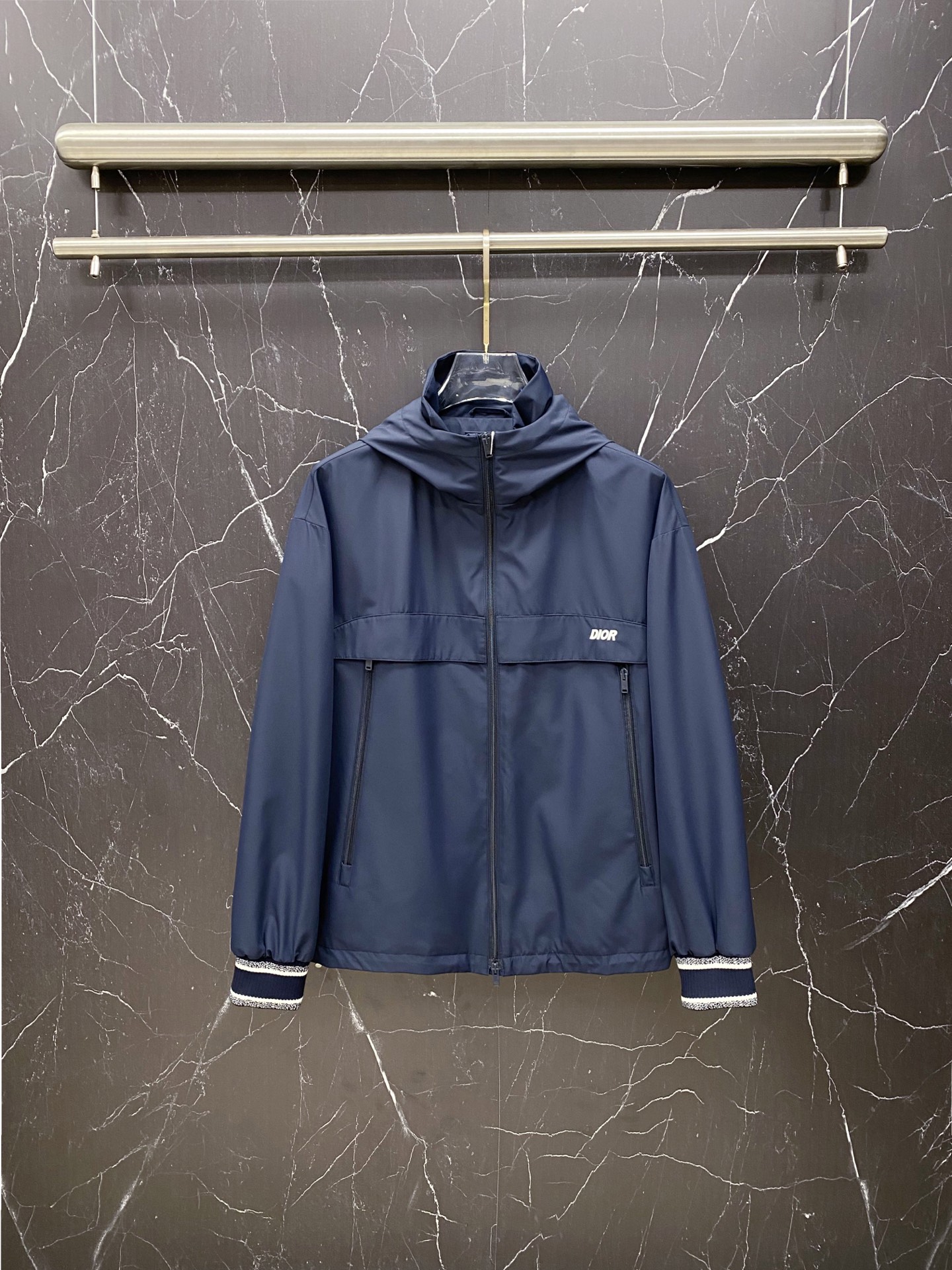 NO:733382,Dior Dior 2026ss spring new hooded jacket, full high-end version!  Haute couture counter fabric accessories, high breathability and comfort, impeccable details, exquisite workmanship and complex craftsmanship, casual tailoring, awesome upper body shape, color blue gray, code size 48-56,, dior, dior, jackets & coats, jackets & coats, hats,19860909Dior 迪奥 2026ss春季新款连帽夹克外套 全高端版本！高定专柜面料辅料,透气舒适度高,细节无可挑剔,做工考究工艺复杂,呈现休闲裁剪,上身版型超赞 颜色蓝色 灰色 码数48-56,,dior,dior,jackets & coats,jackets & coats,hats,,Men's clothing