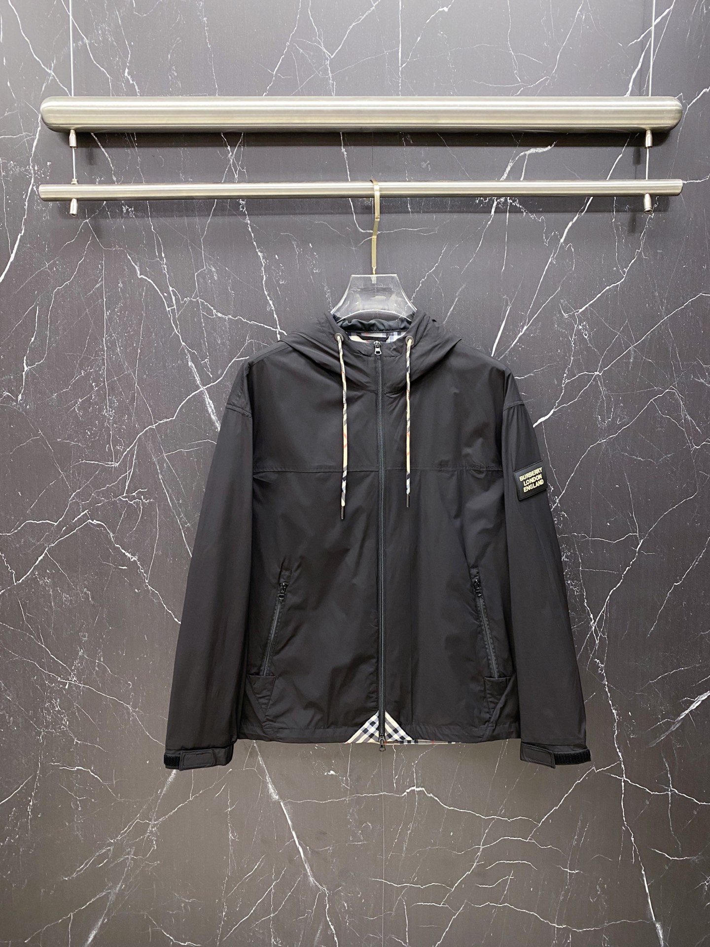 NO:733379,Burberry 2026ss spring new hooded jacket, full high-end version!  Haute couture counter fabric accessories, high breathability and comfort, impeccable details, exquisite workmanship and complex craftsmanship, casual tailoring, awesome upper body shape, color black, khaki, code number 48-56,,burberry,burberry,jackets & coats,jackets & coats,hats,19860909Burberry 巴宝莉 2026ss春季新款连帽夹克外套 全高端版本！高定专柜面料辅料,透气舒适度高,细节无可挑剔,做工考究工艺复杂,呈现休闲裁剪,上身版型超赞 颜色黑色 卡其 码数48-56,,burberry,burberry,jackets & coats,jackets & coats,hats,,Men's clothing