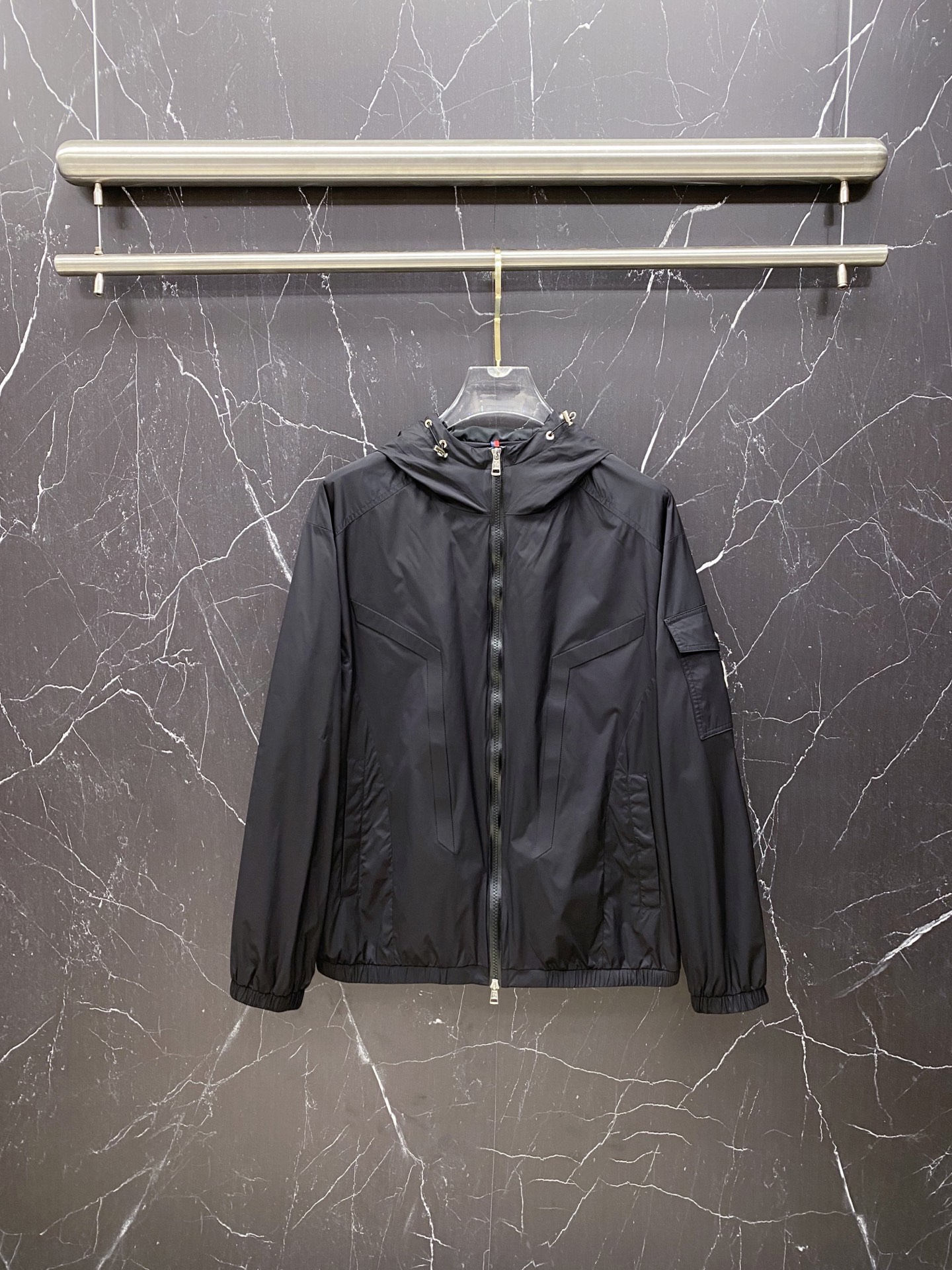 NO:733374,Moncler 2026ss spring new hooded jacket, full high-end version!  Haute couture counter fabric accessories, high breathability and comfort, impeccable details, exquisite workmanship and complex craftsmanship, casual tailoring, awesome upper body shape, color black gray, code size 48-56,,Moncler,jackets & coats,jackets & coats,hats,19860909Moncler 蒙口 2026ss春季新款连帽夹克外套 全高端版本！高定专柜面料辅料,透气舒适度高,细节无可挑剔,做工考究工艺复杂,呈现休闲裁剪,上身版型超赞 颜色黑色 灰色 码数48-56,,Moncler,jackets & coats,jackets & coats,hats,,Men's clothing