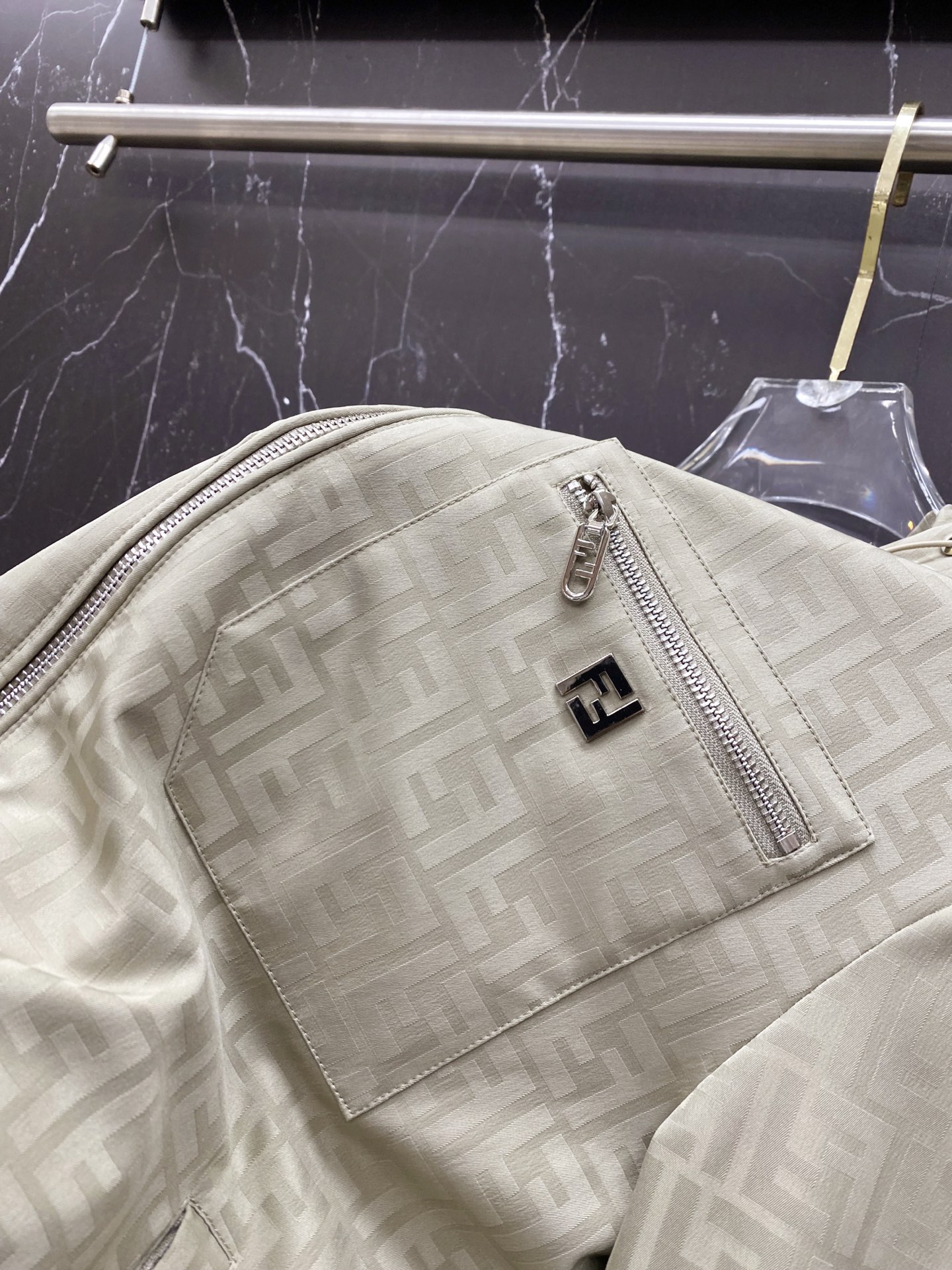 Fendi 芬迪 2026ss春季新款连帽夹克外套全高端版本！高定专柜面料辅料，透气舒适度高，细节无可挑