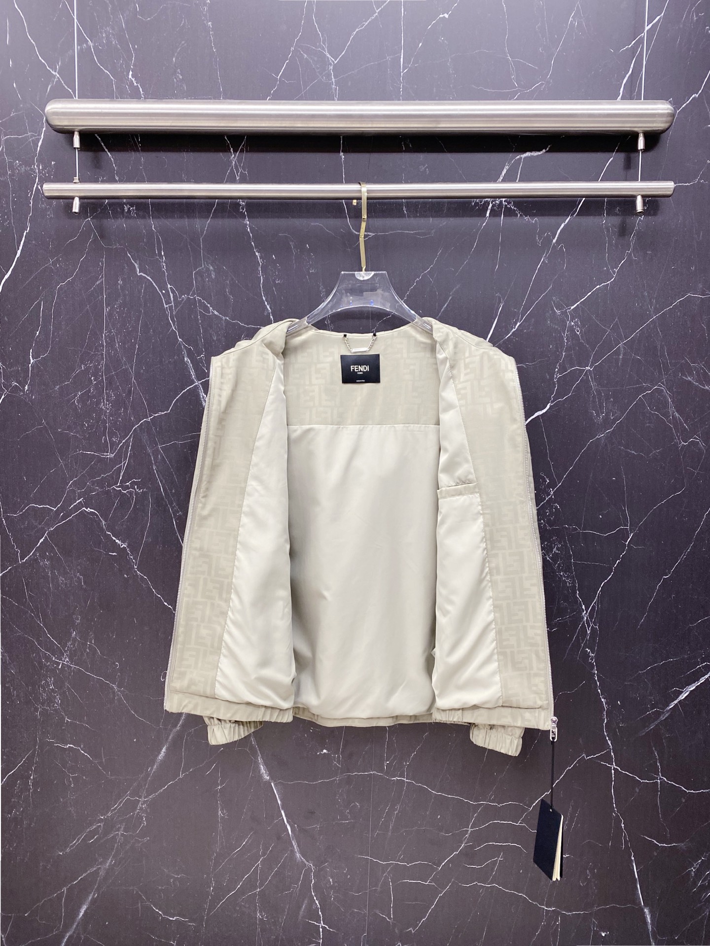 Fendi 芬迪 2026ss春季新款连帽夹克外套全高端版本！高定专柜面料辅料，透气舒适度高，细节无可挑
